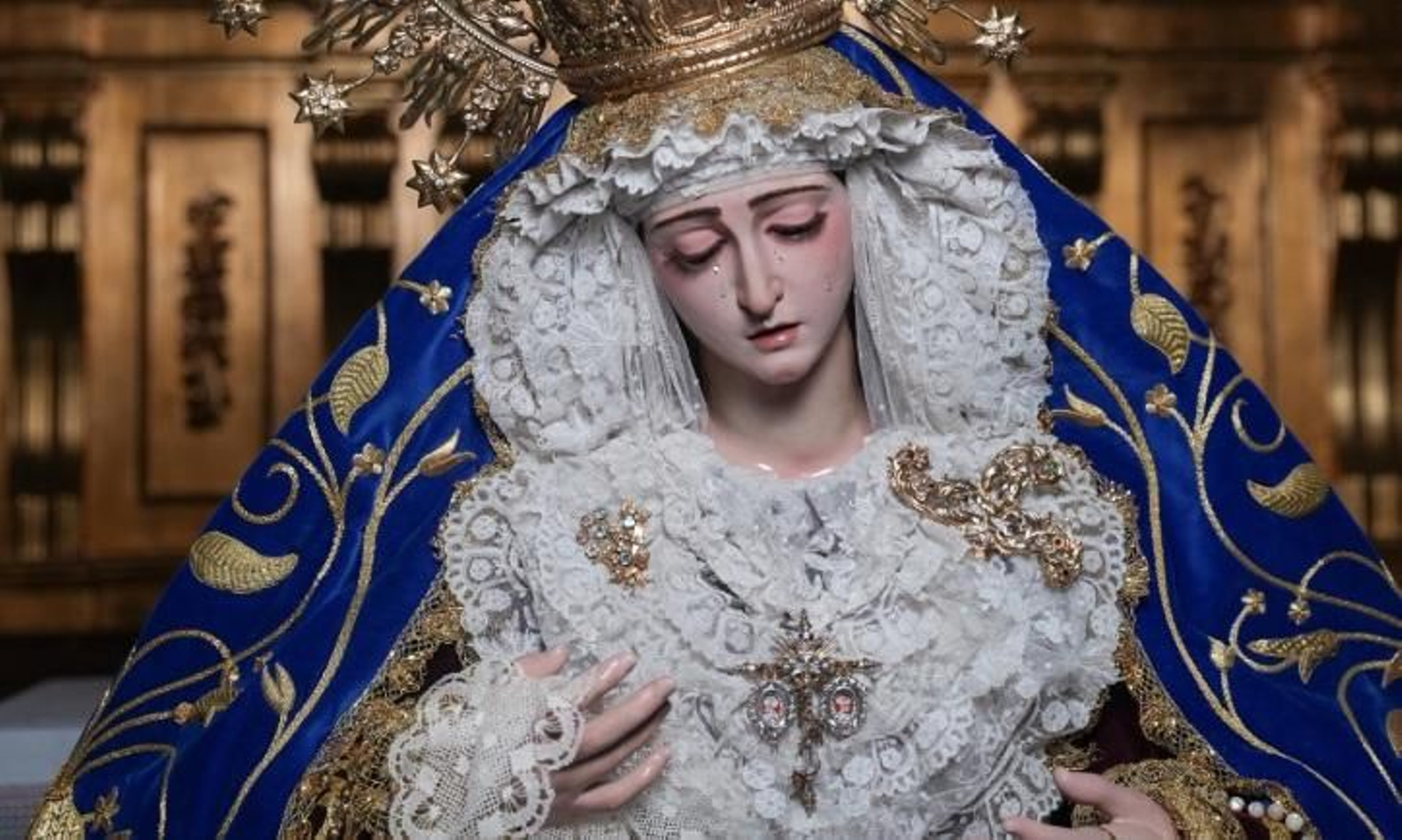 La Virgen del Rosario preparada para el septenario en su honor