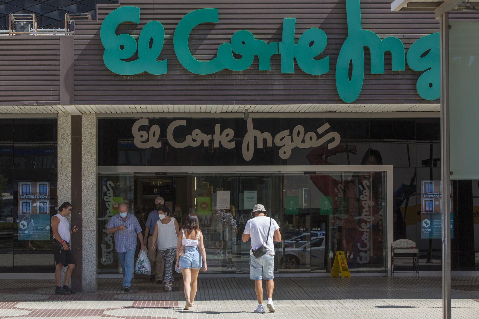 Clientes entran a El Corte Inglés este domingo.