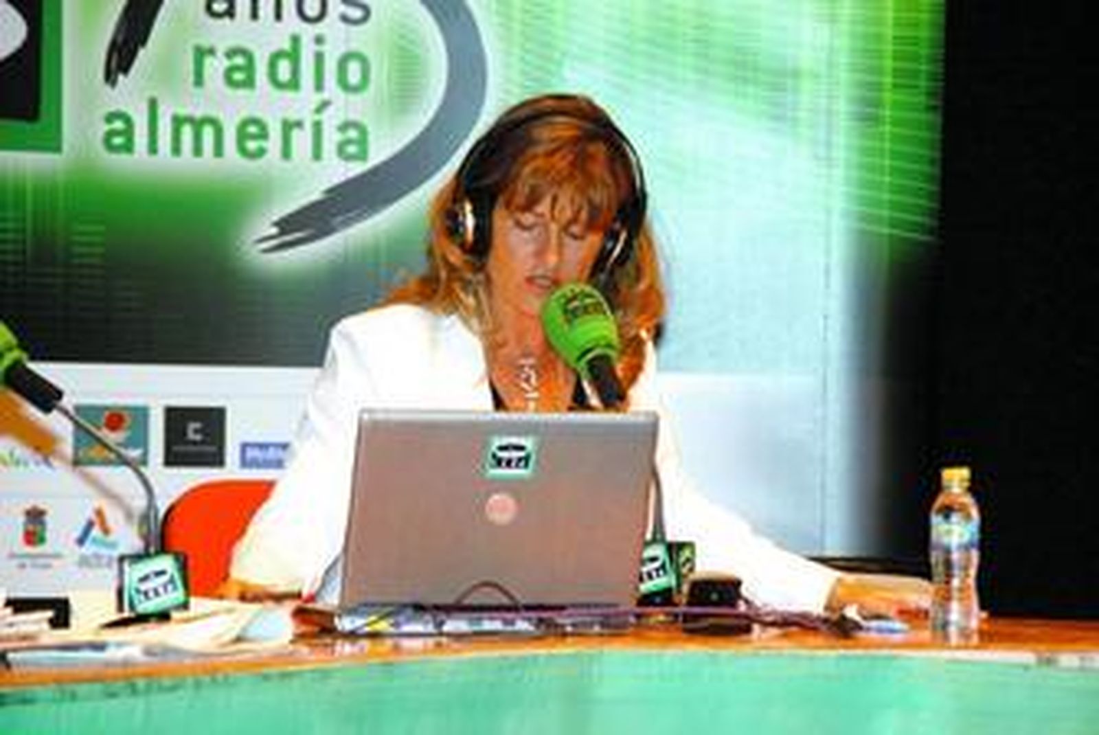 Elena Gijón y Carlos Alsina emiten en el Teatro Apolo
