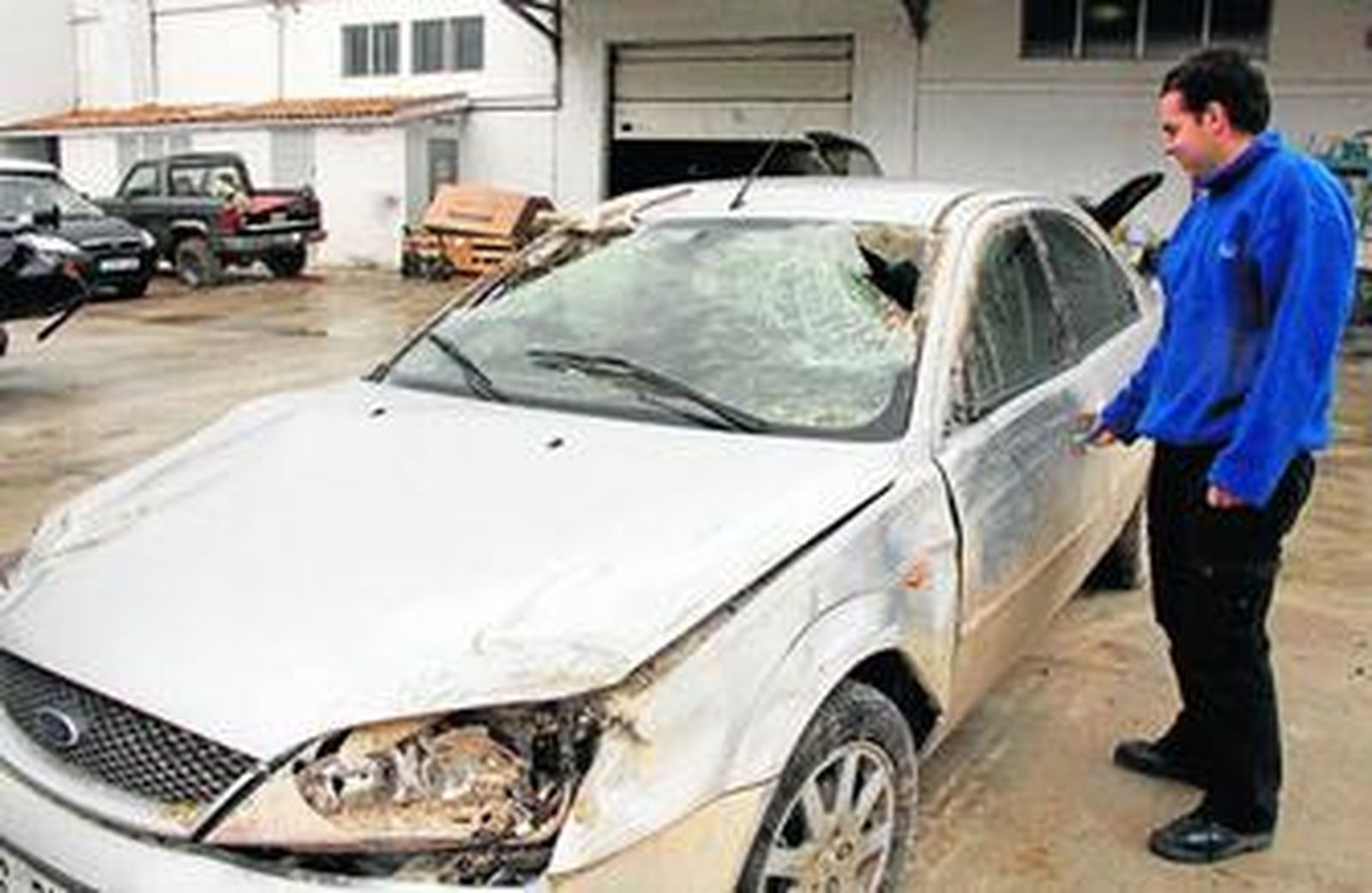 Un hombre lleva su coche al taller tras accidentarlo por culpa de la nieve.