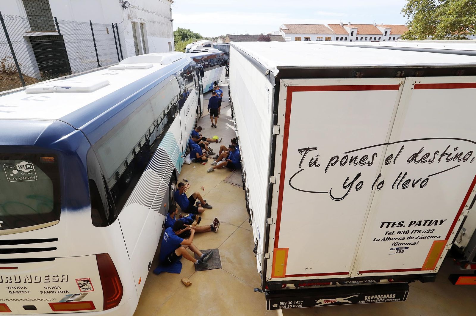 Gran ambiente en Aracena para ver la salida de la Vuelta Ciclista a España, en imágenes