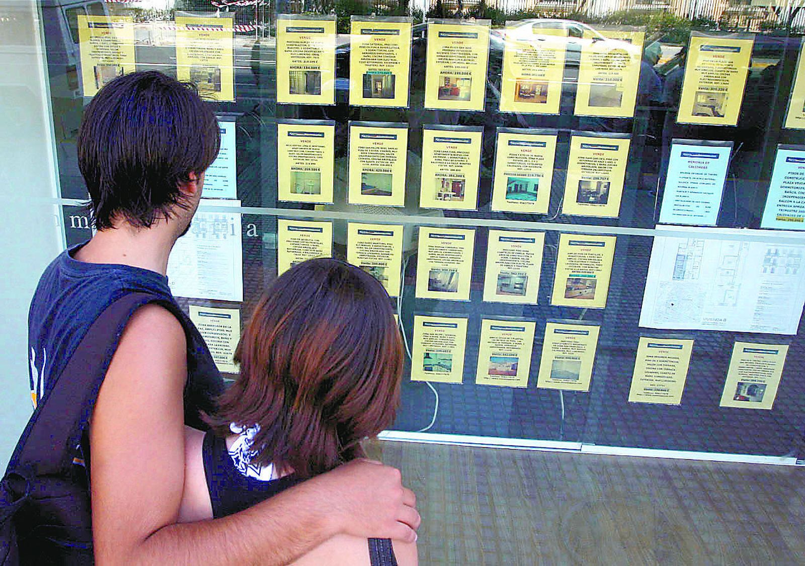 Una pareja de jóvenes en busca de un piso de alquiler