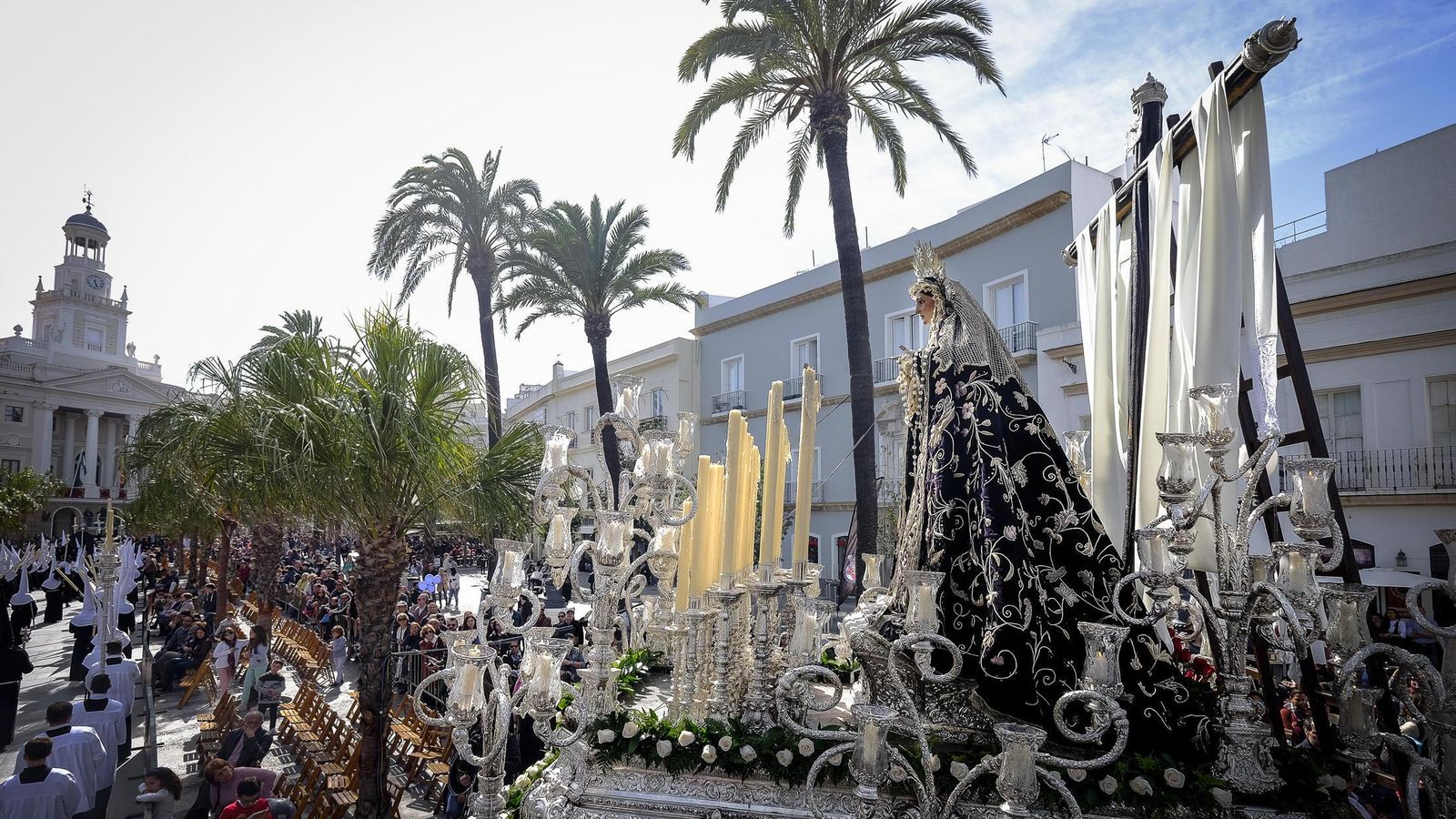 La Virgen de la Soledad entra en la plaza de San Juan de Dios. La Virgen de la Soledad entra en la plaza de San Juan de Dios.