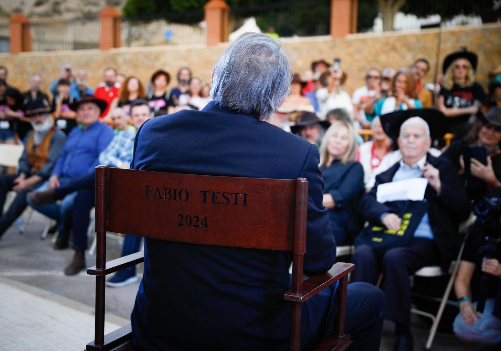 Descubrimiento de la silla del actor Fabio Testi en el Paseo de la Fama de Tabernas, en imágenes