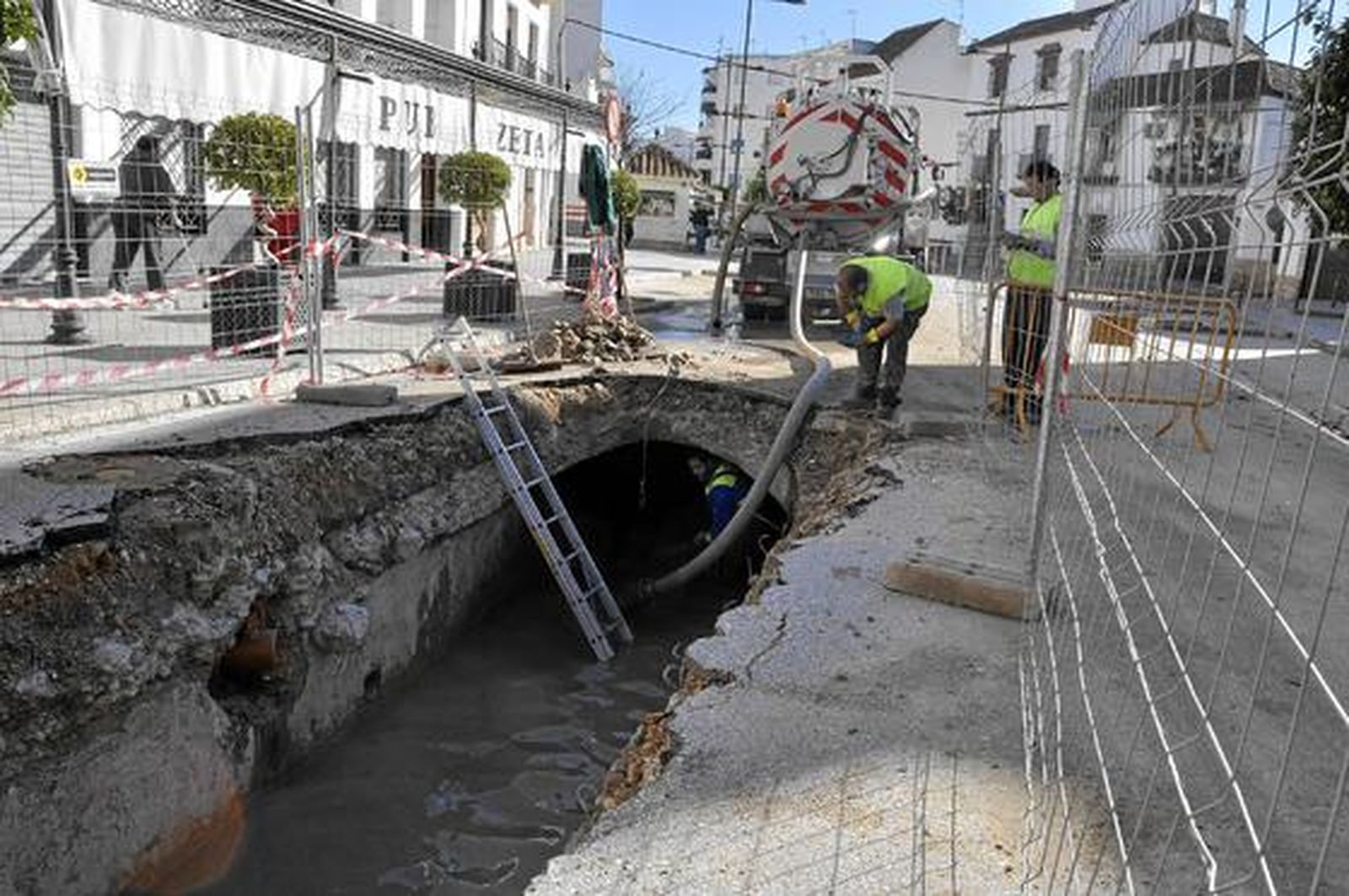 Los trabajadores ultiman las obras del dique y las nuevas catas realizadas en el pueblo para prevenir futuras riadas.

Foto: Manuel Gómez