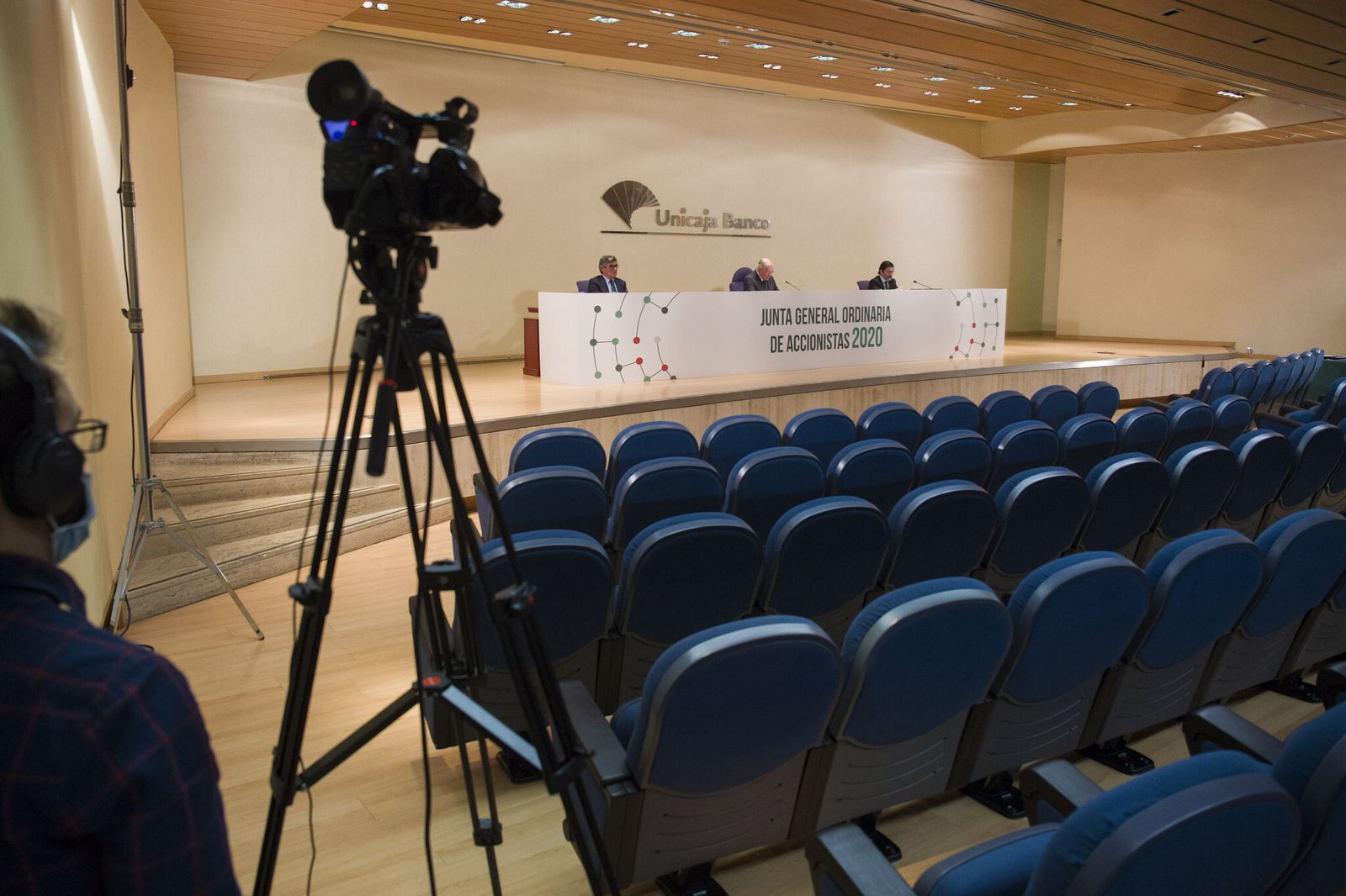 Un cámara retransmite en directo la junta general de accionistas de Unicaja Banco.