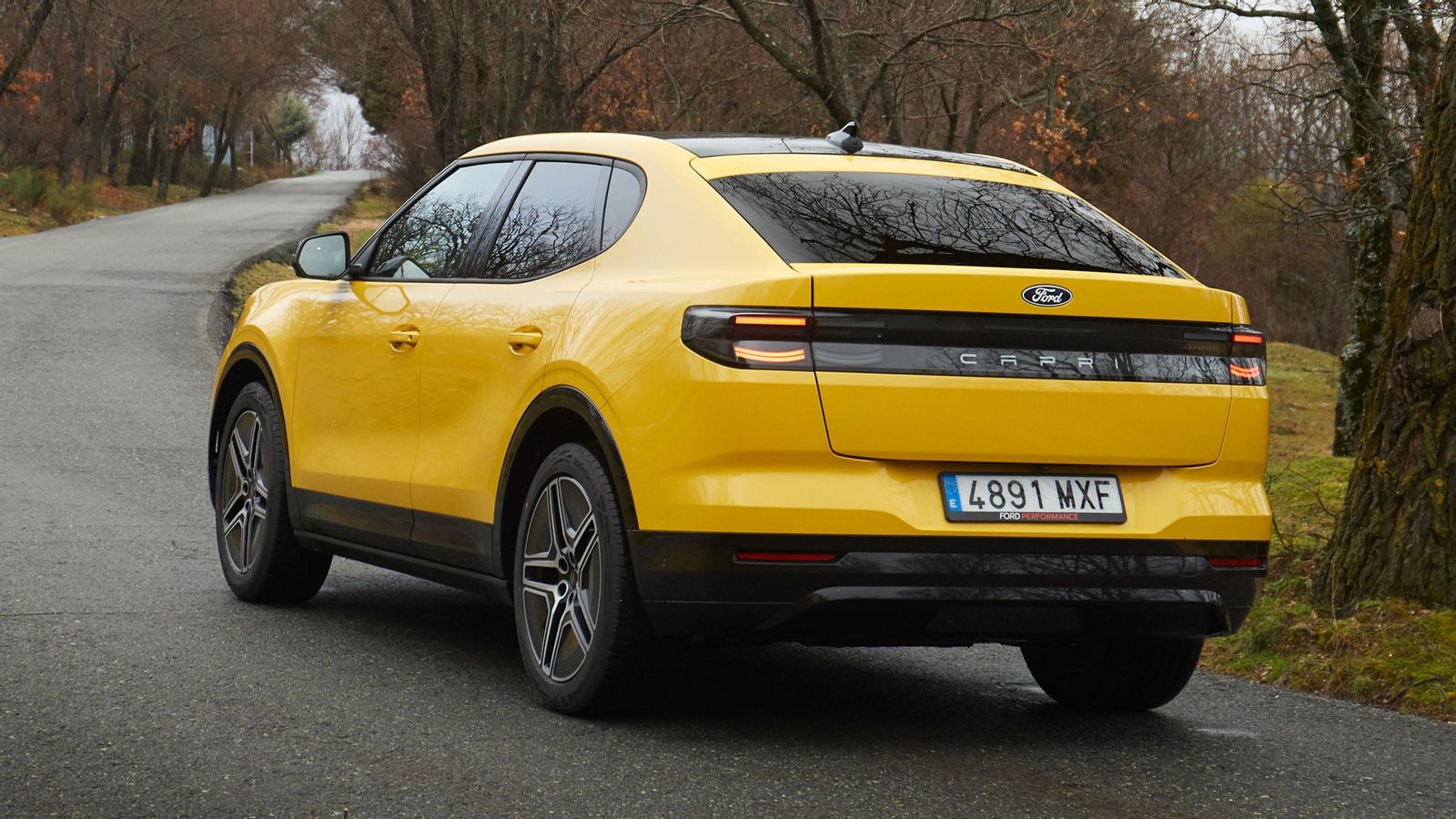 Una de las señas de identidad de los Ford eléctricos es su buen comportamiento dinámico. Está bien presente en el Mustang Mach-E, en el Explorer y, ahora, en el Capri.