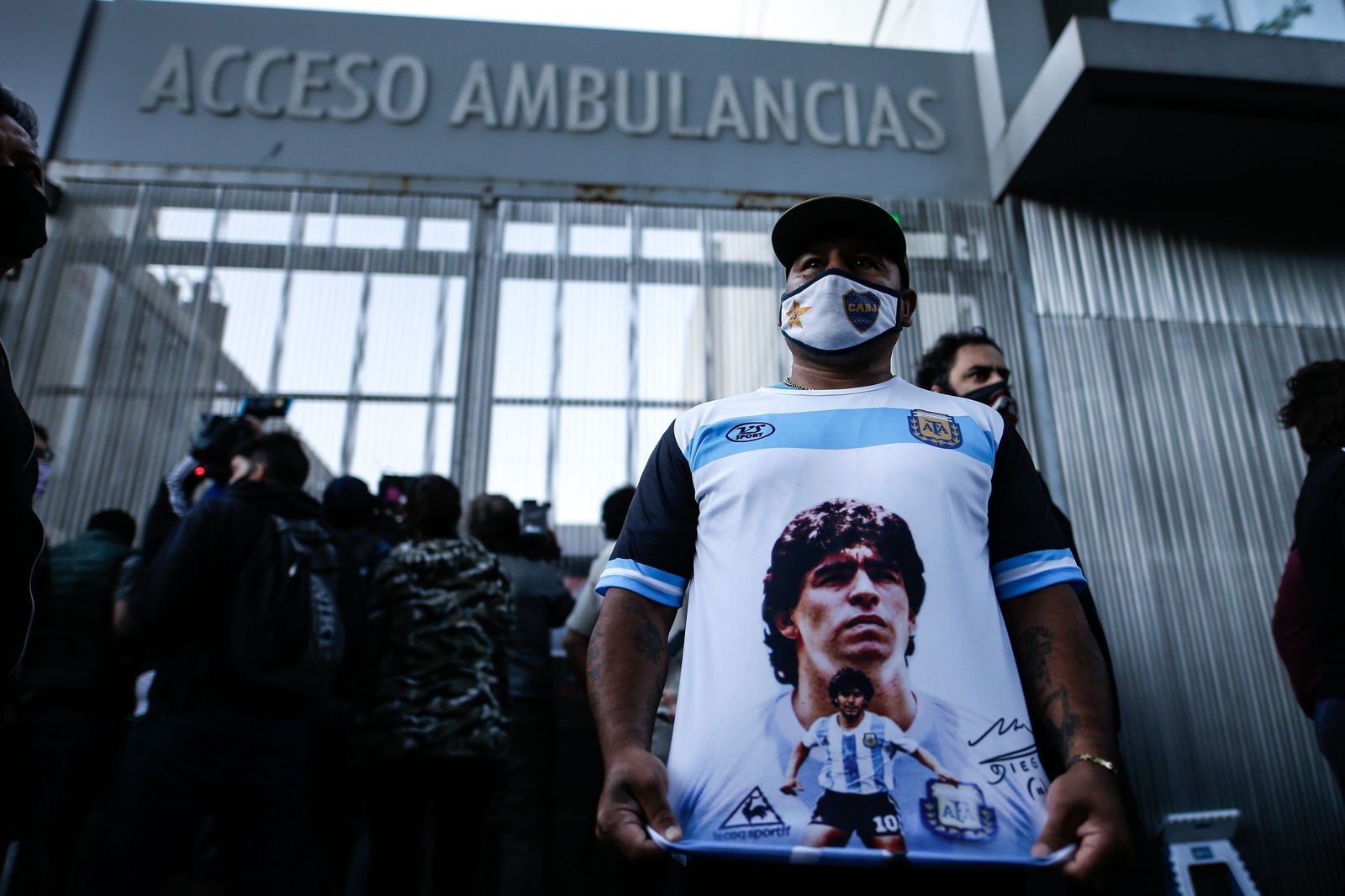 Un hincha muestra la efigie de Maradona ante la clínica donde pasa el postoperatorio.