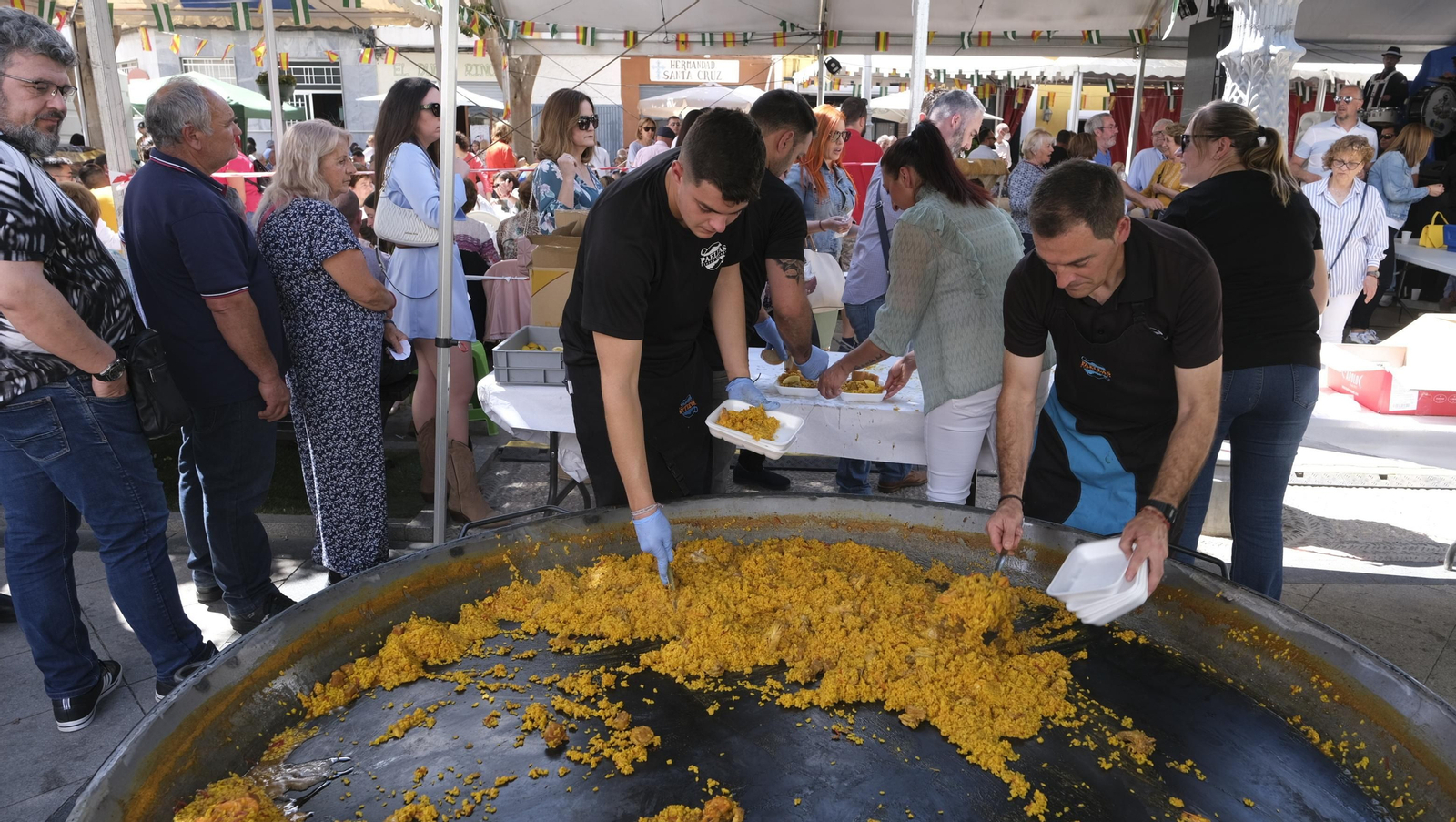 Imágenes de la paella popular en las Fiestas de Canjáyar