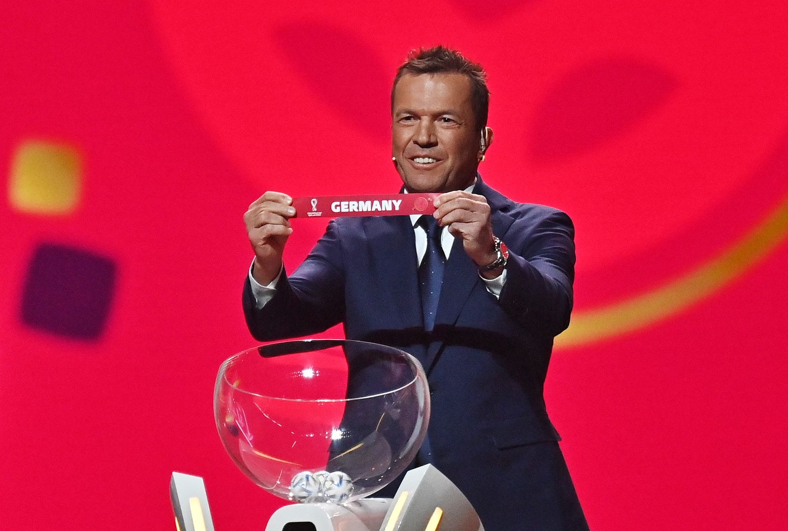 Lothar Matthäus muestra la papeleta de Alemania, que se emparejó con España.