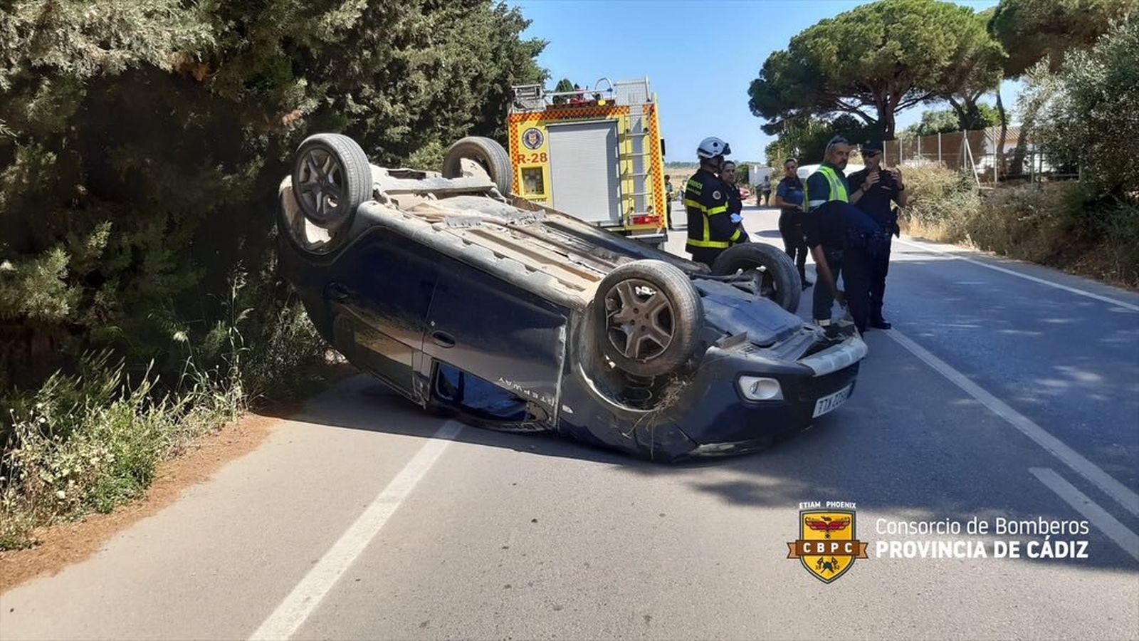 Bomberos intervienen en el rescate de una mujer accidentada en la carretera del Pradillo.