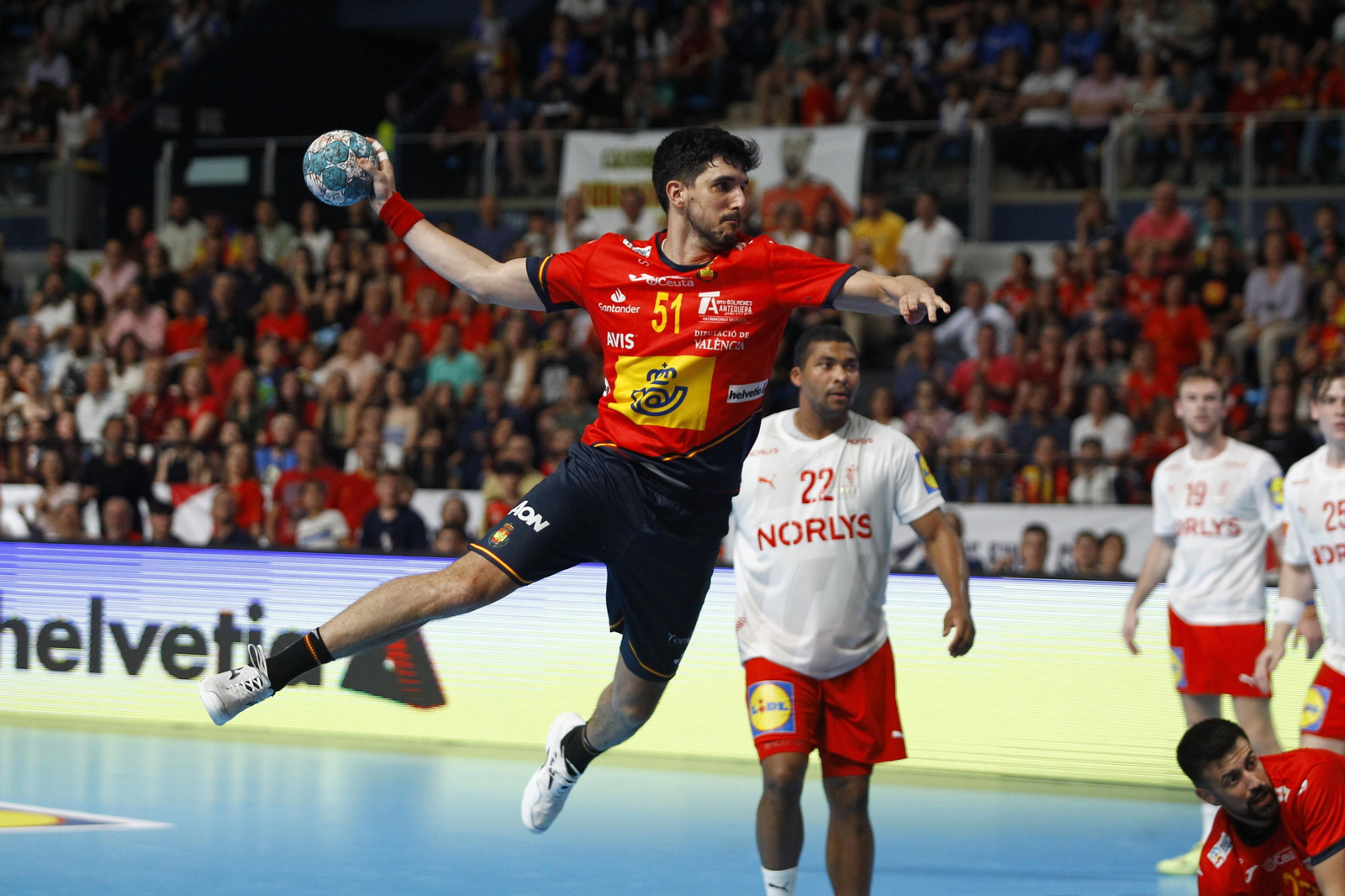 Imágenes del España-Dinamarca de la EHF Euro Cup de balonmano, en Almería