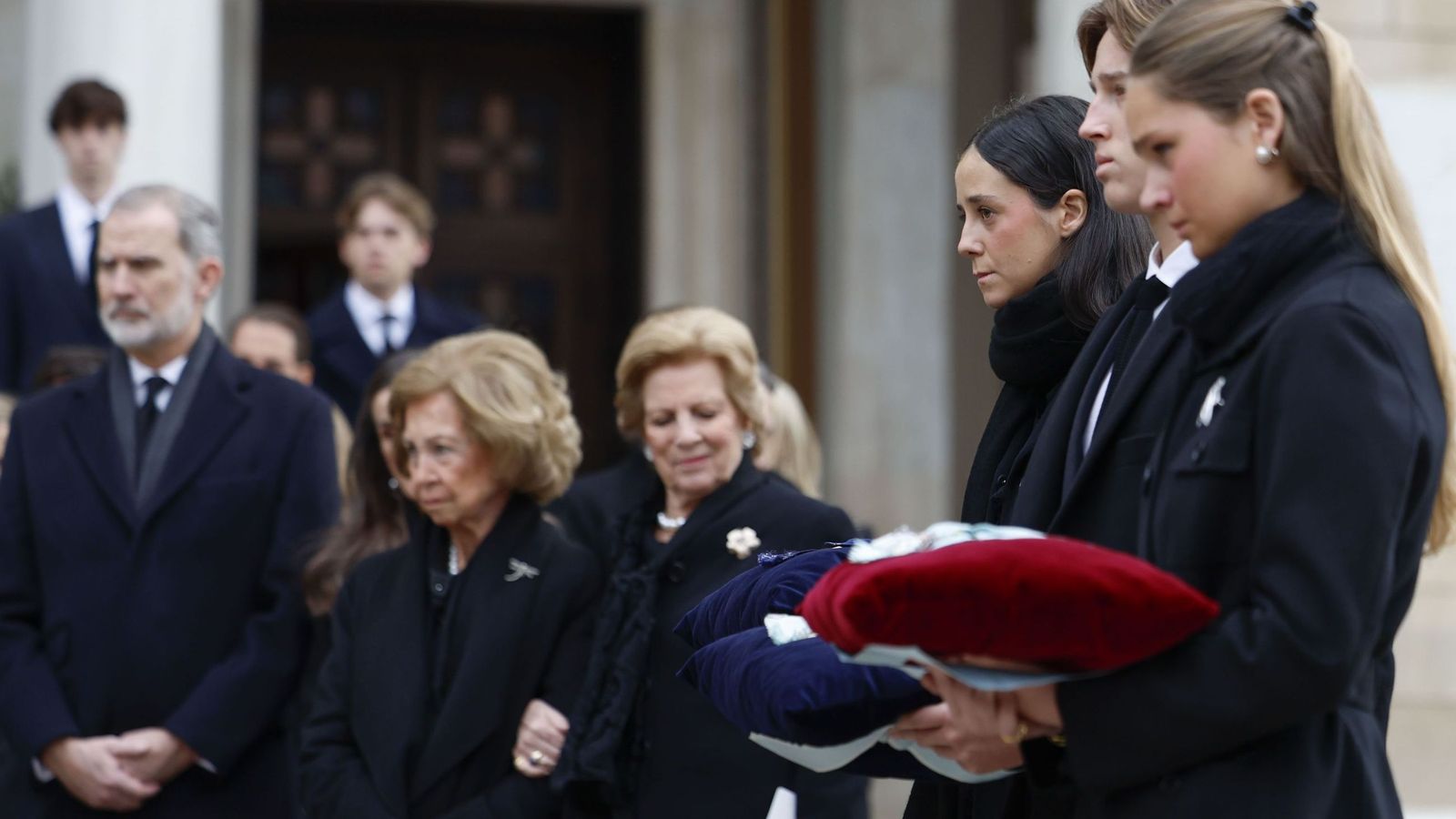 Victoria Federica e Irene Urdangarin  con la condecoraciones de la fallecida princesa