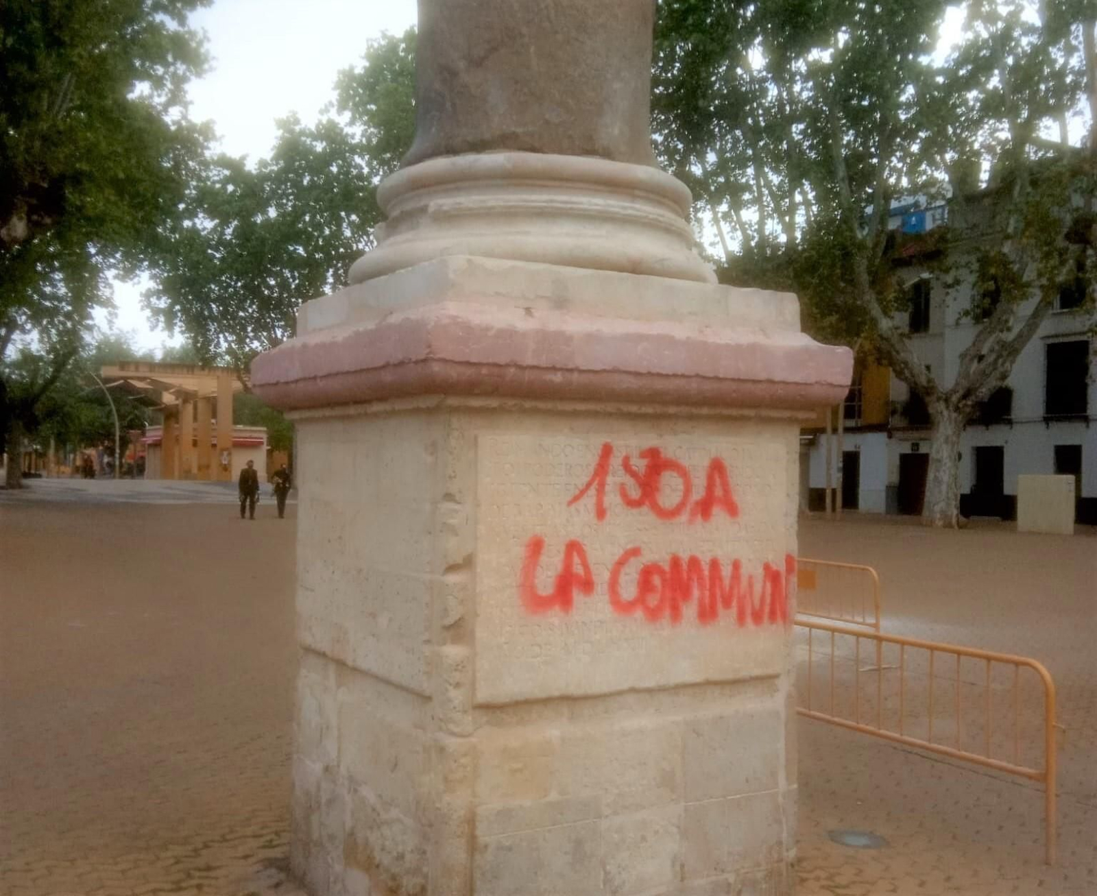 Pintadas en una de las columnas de la Alameda de Hércules, en una imagen tomada este jueves.
