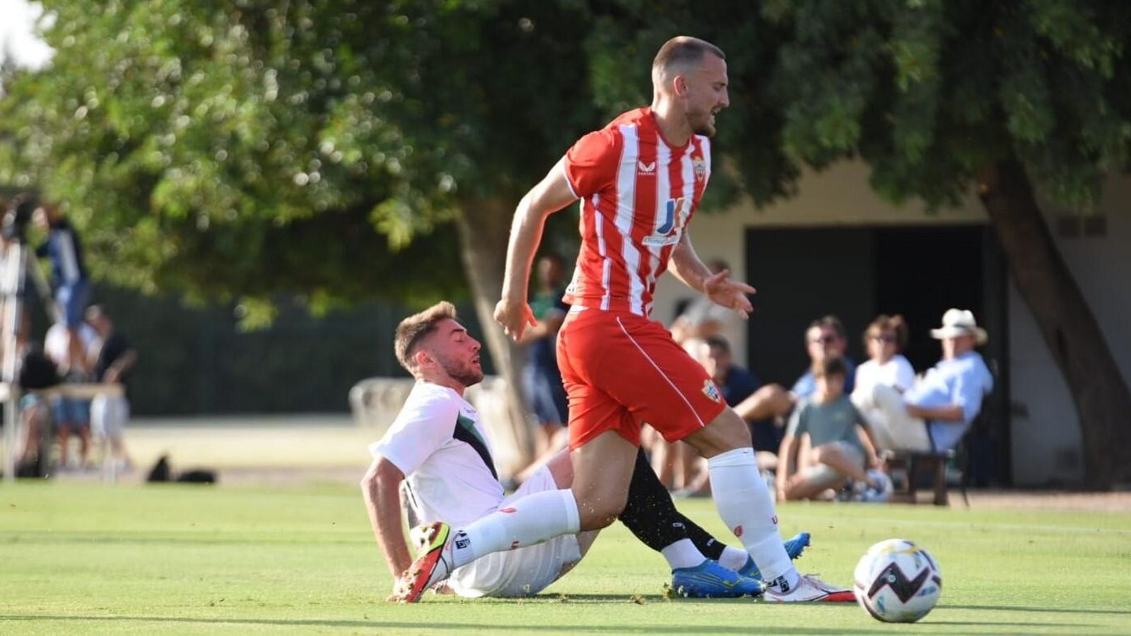 Casas es derriba por Kaiky, central del Almería.