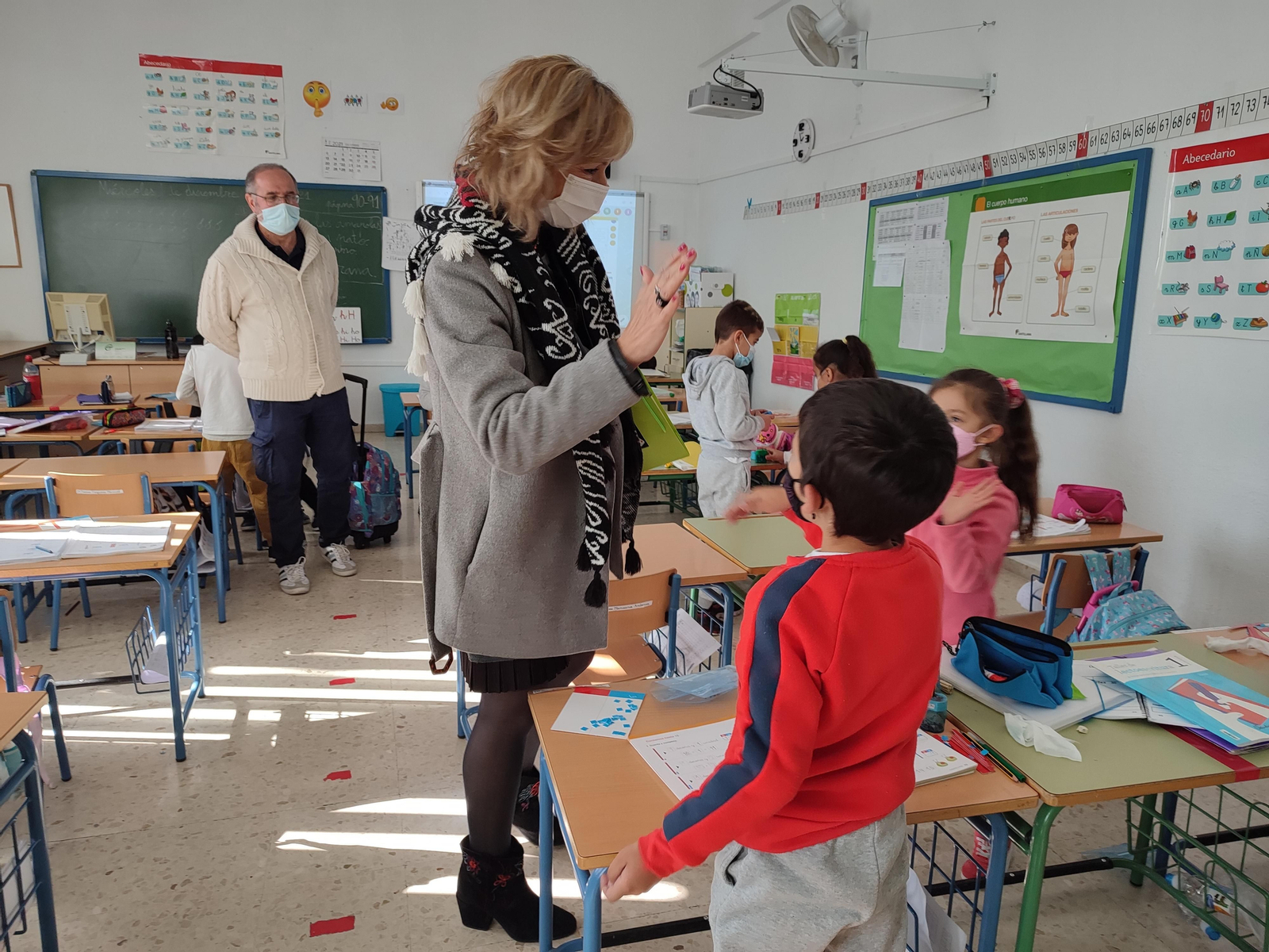 La delegada, Inmaculada Troncoso, con unos niños en una clase del colegio Abderramán.