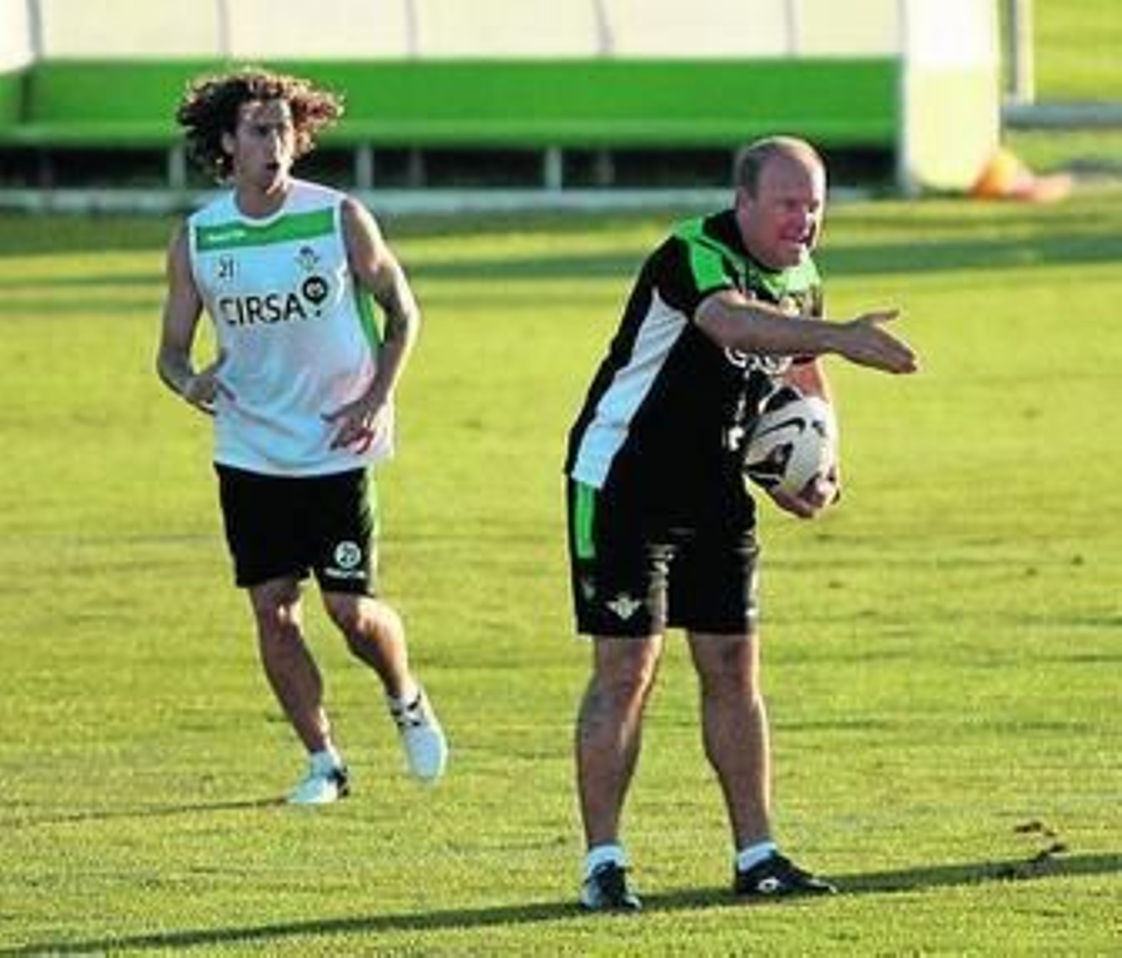 Mel, con Cañas detrás, da instrucciones a sus hombres.