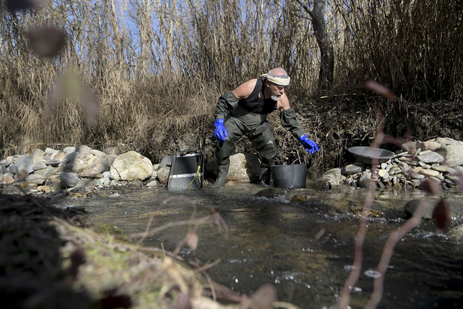 Así es el trabajo de Fernando Díaz, el buscador del 'oro olvidado' del río Genil