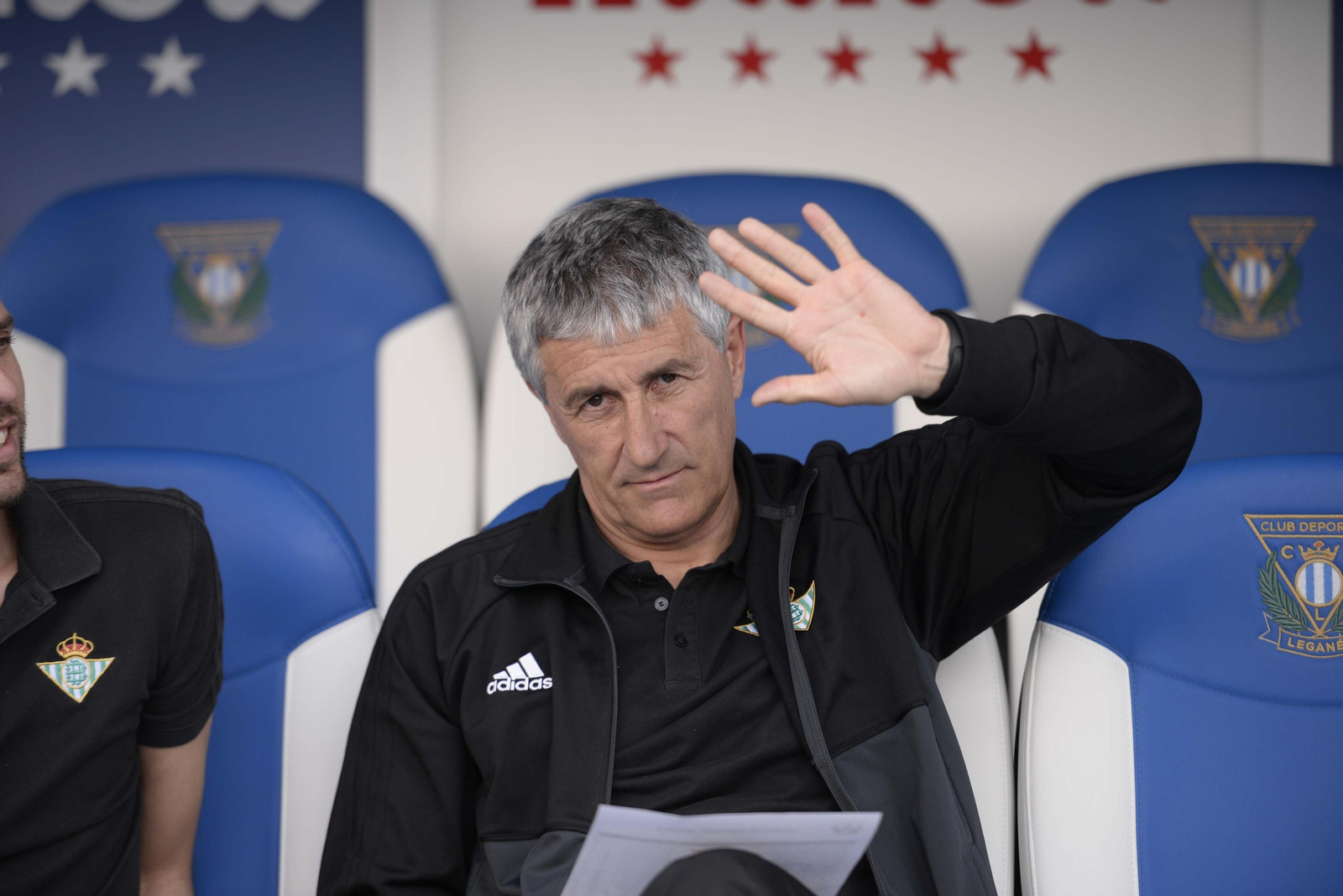 Quique Setién saluda antes del partido ante el Leganés.
