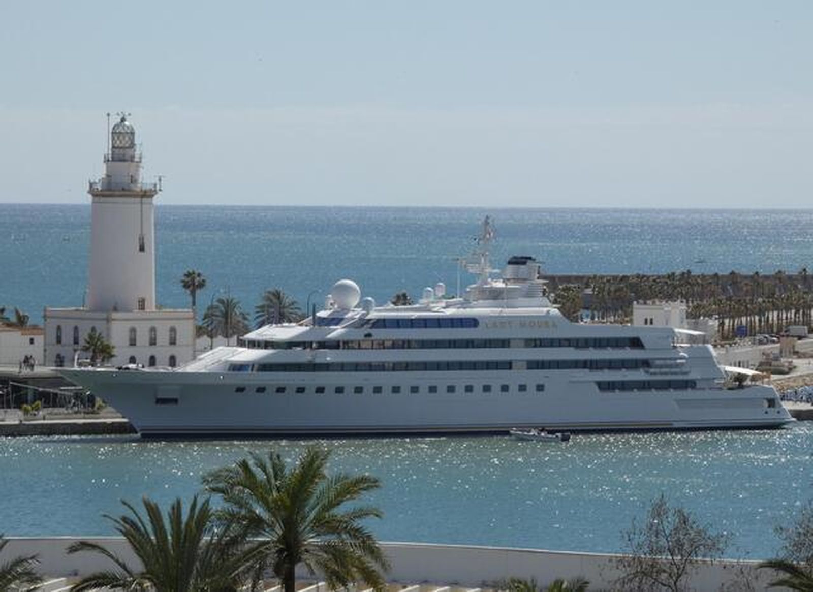 El superyate de las letras de oro, en el puerto