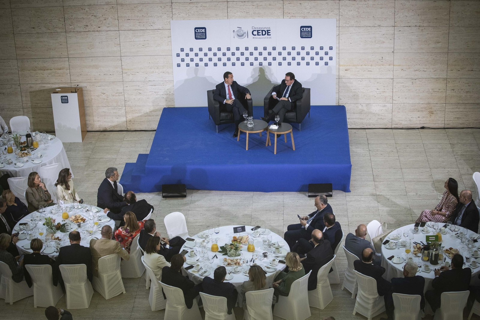 Las imágenes del desayuno de la CEDE en Granada con Gonzalo Gortázar