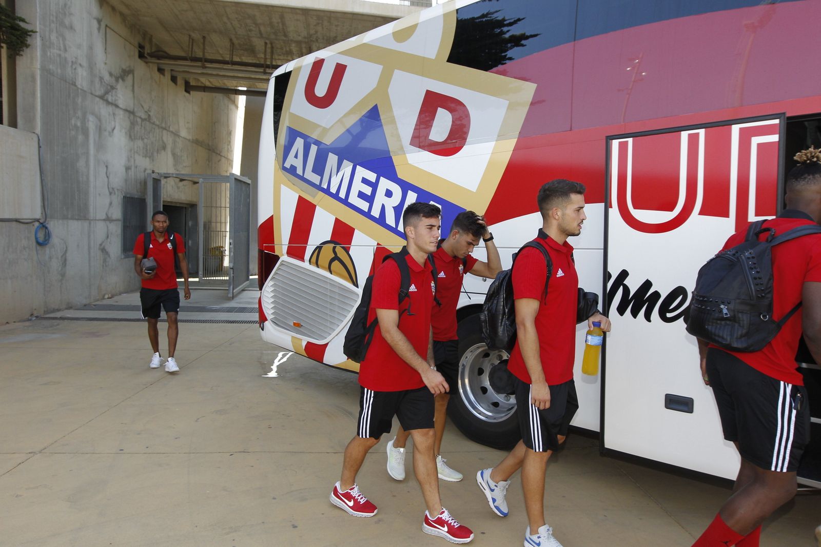 Fotogalería salida jugadores U.D. Almería con destino San Pedro del Pinatar