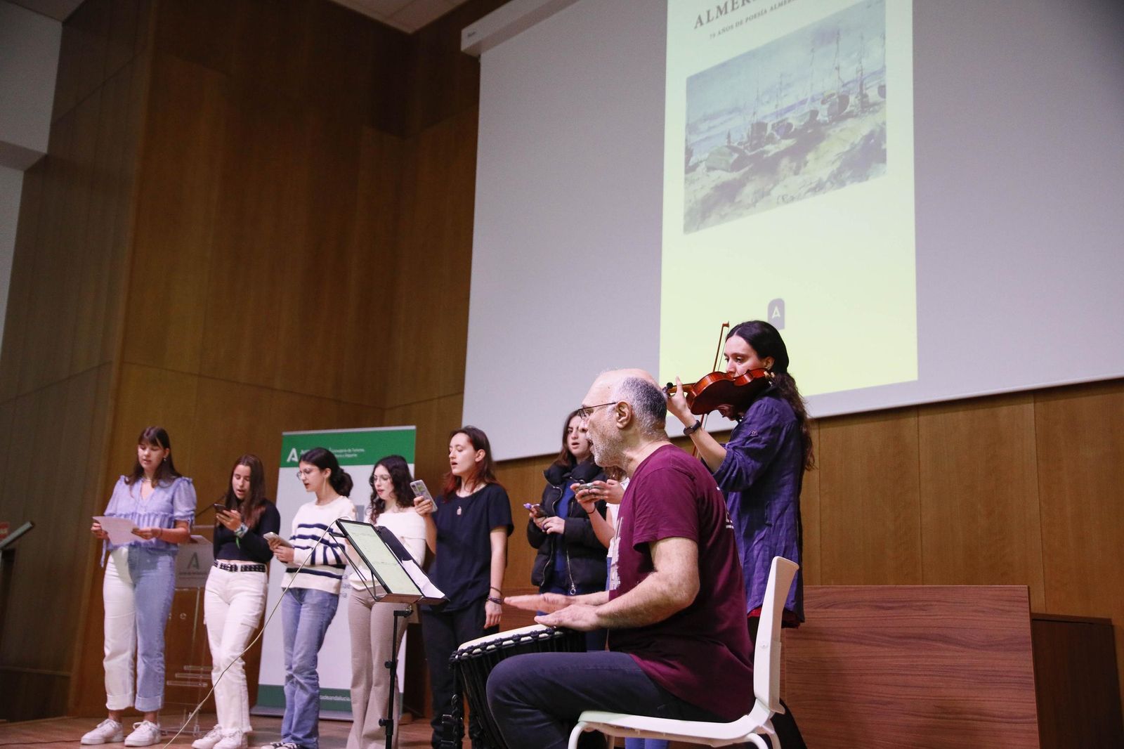 Las imágenes de la presentación del libro "Almería es poesía" en la biblioteca Villaespesa de la ciudad de Almería
