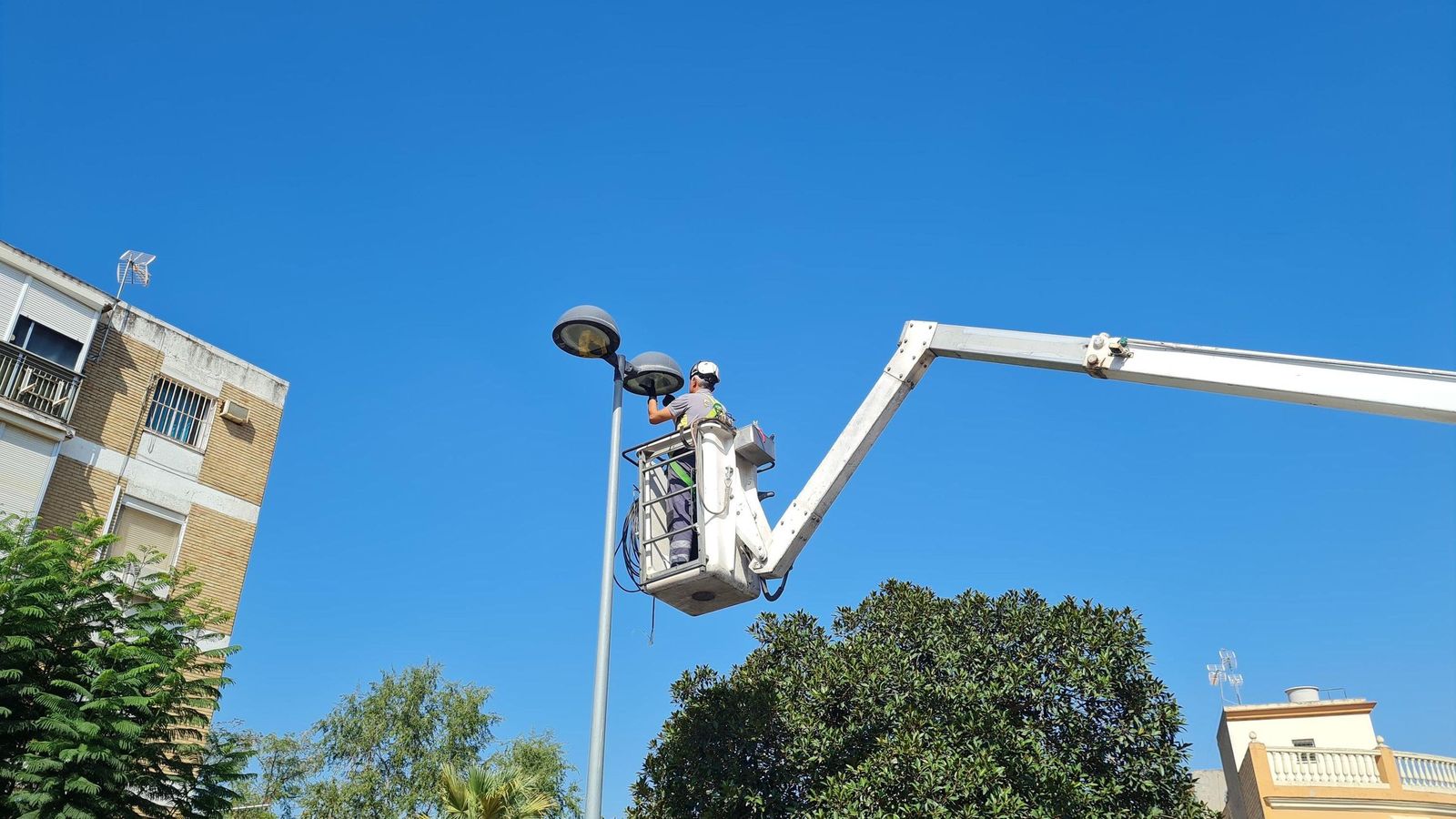 Trabajos de mantenimiento del alumbrado público, en una imagen de archivo.