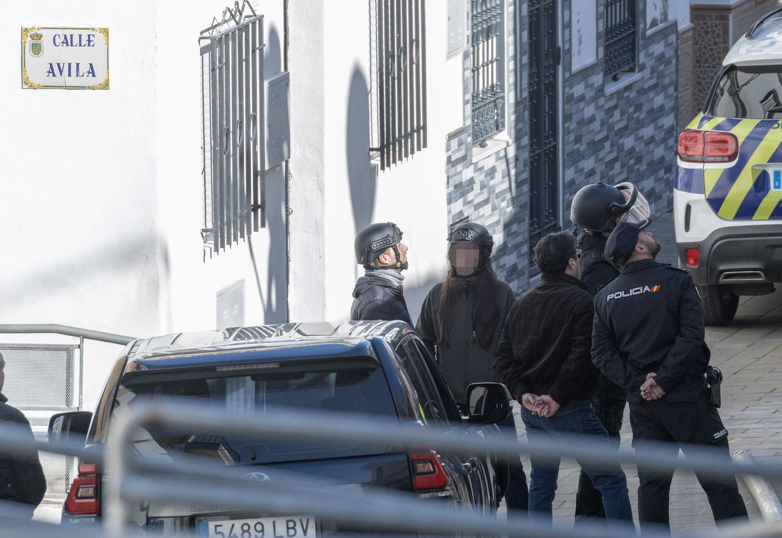 Las imágenes del despliegue policial por un hombre que se ha atrincherado en Camas