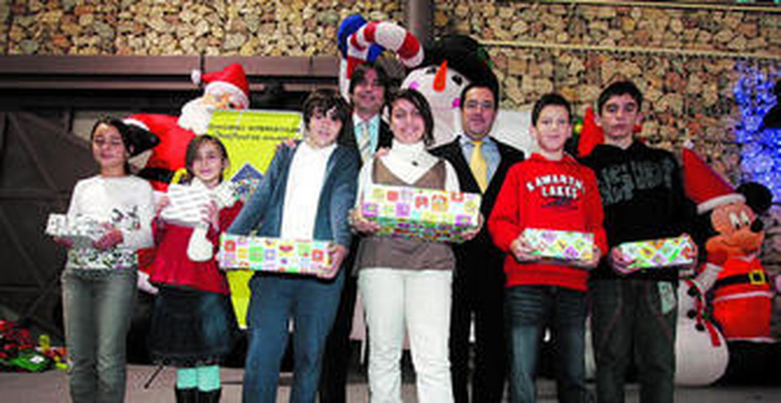 El director comercial de 'Málaga Hoy', Celso Chocomeli, y el delegado de Cultura, Miguel Briones, entregaron los premios a los alumnos.