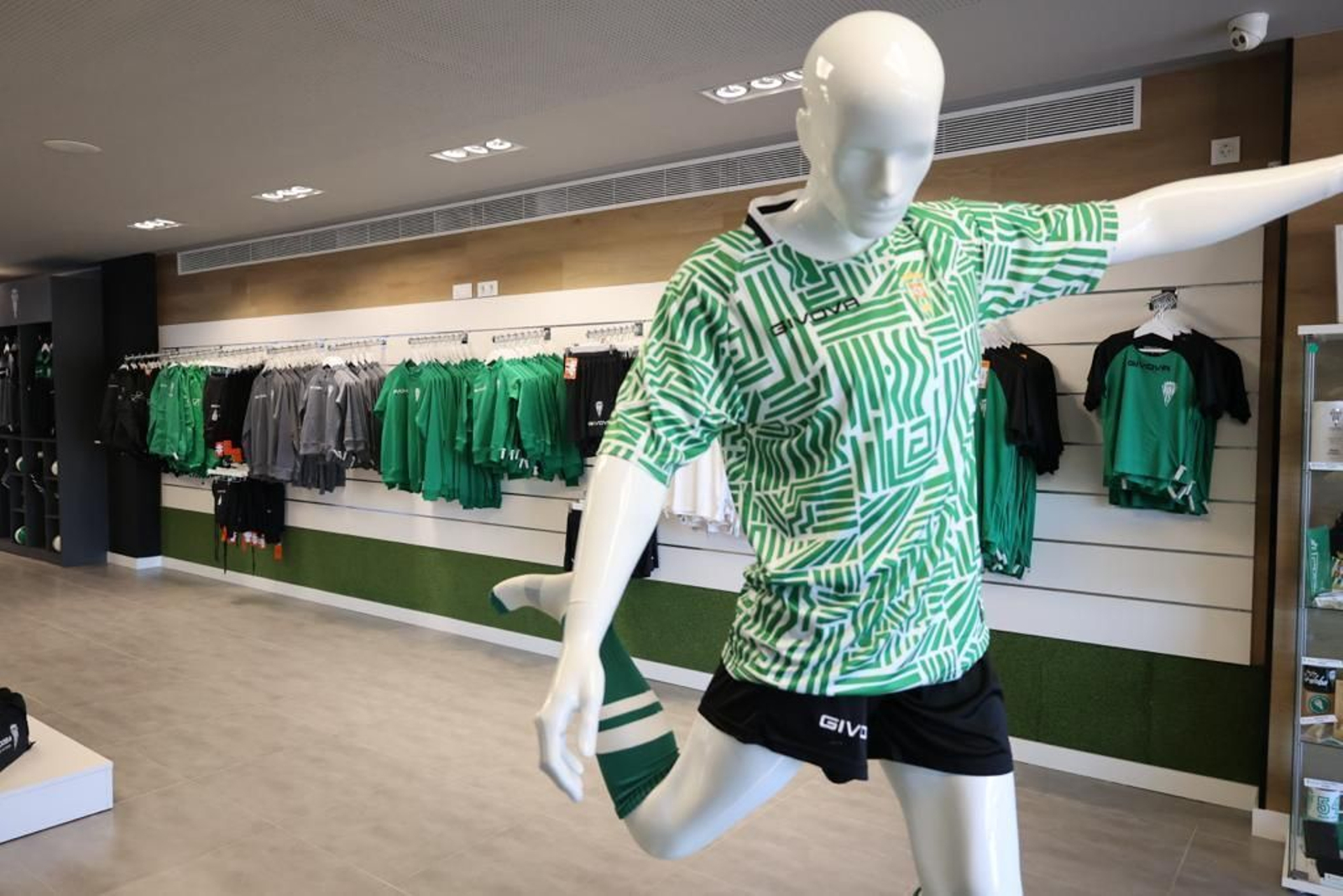 La reapertura de la tienda del Córdoba CF en El Arcángel, en imágenes