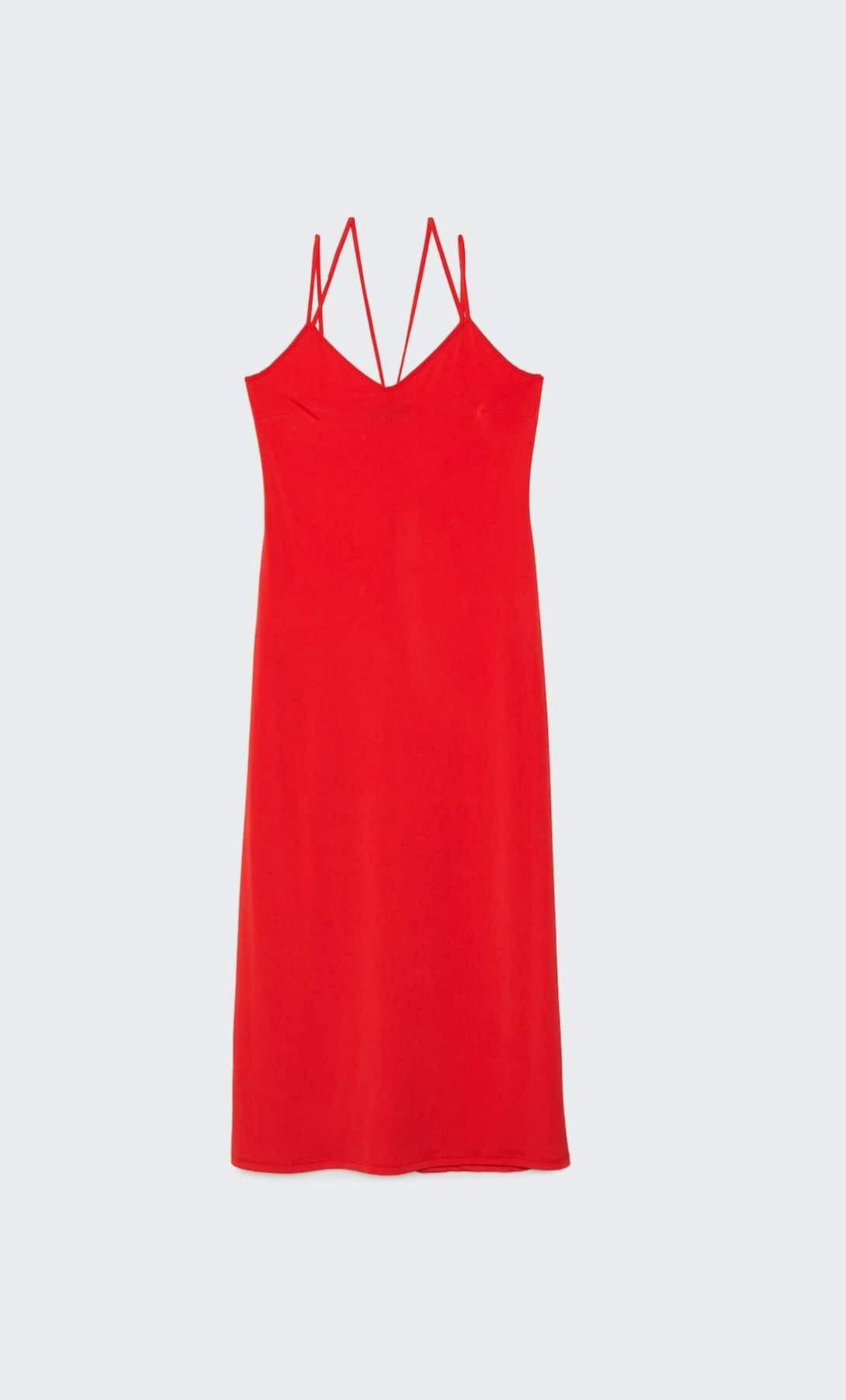 Vestido rojo de Stradivarius.