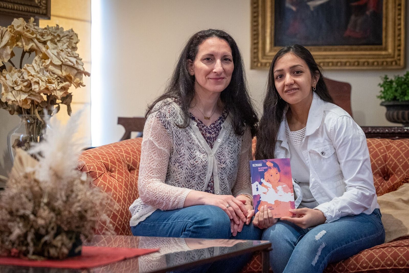 La periodista Mariangela Paone y la joven Rezwana Sekandari, en la sede de 'Diario de Cádiz'.