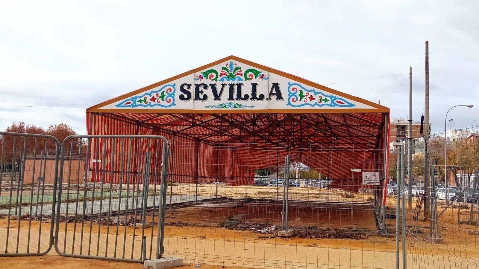 La simbólica caseta de Sevilla que ya se monta junto a la portada.
