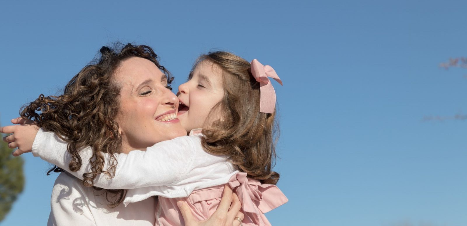 Ingrid, paciente del doctor Juan de la Haba, con su hija Lola, de tres años.