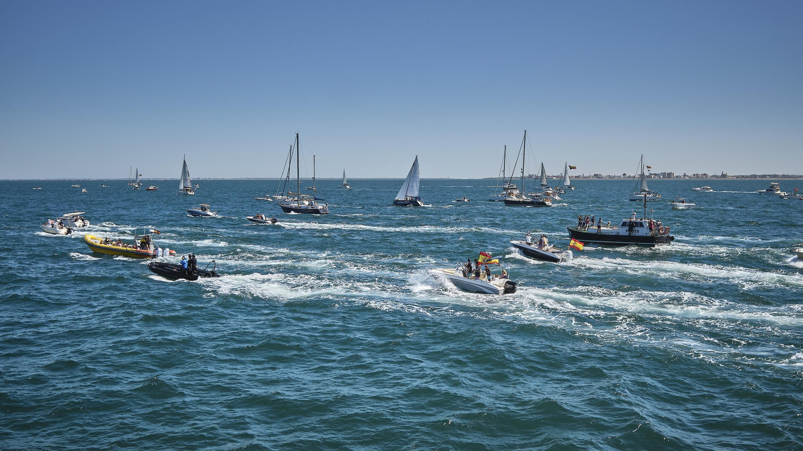 Parada naval y aérea en homenaje a Elcano en aguas de Sanlúcar. Parada naval y aérea en homenaje a Elcano en aguas de Sanlúcar.