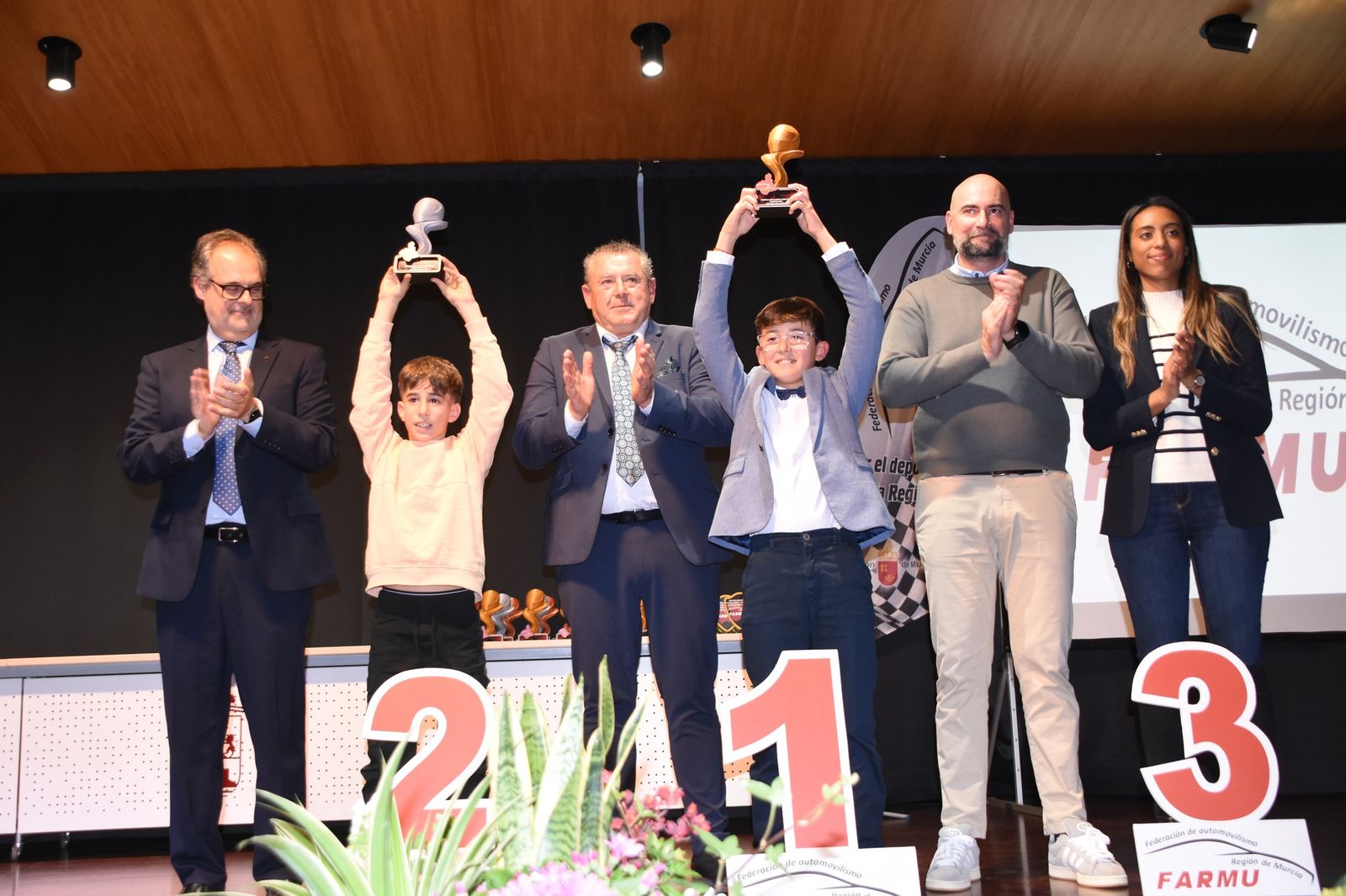 El piloto almeriense posa con su premio recibido durante la gala celebrada en la localidad de Alhama de Murcia.