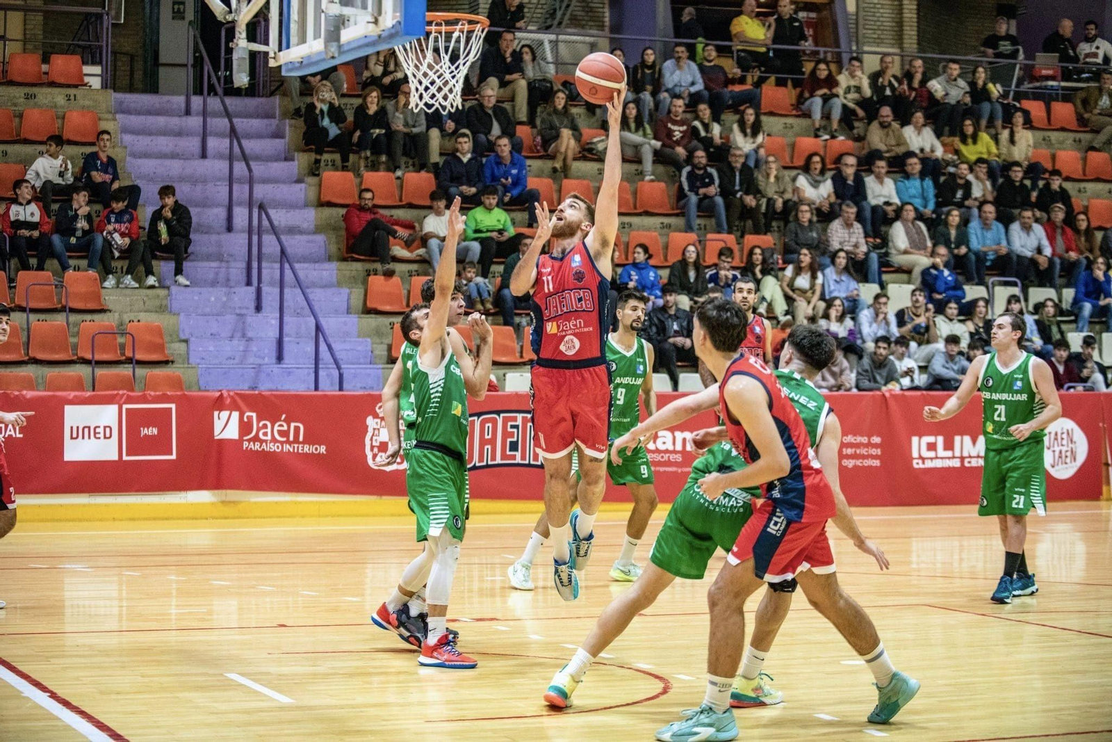 Pablo Carvajal lanza a canasta en una acción ante el CB Andújar en La Salobreja.