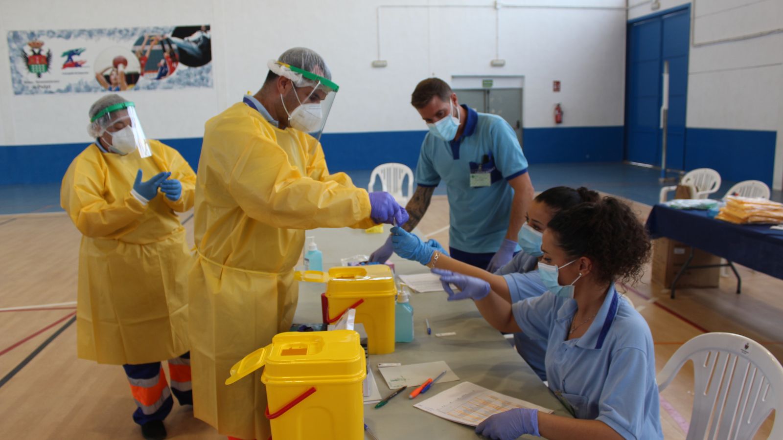 El hisopo se coloca en un líquido reactivo y en solo 15 minutos da el resultado del test.