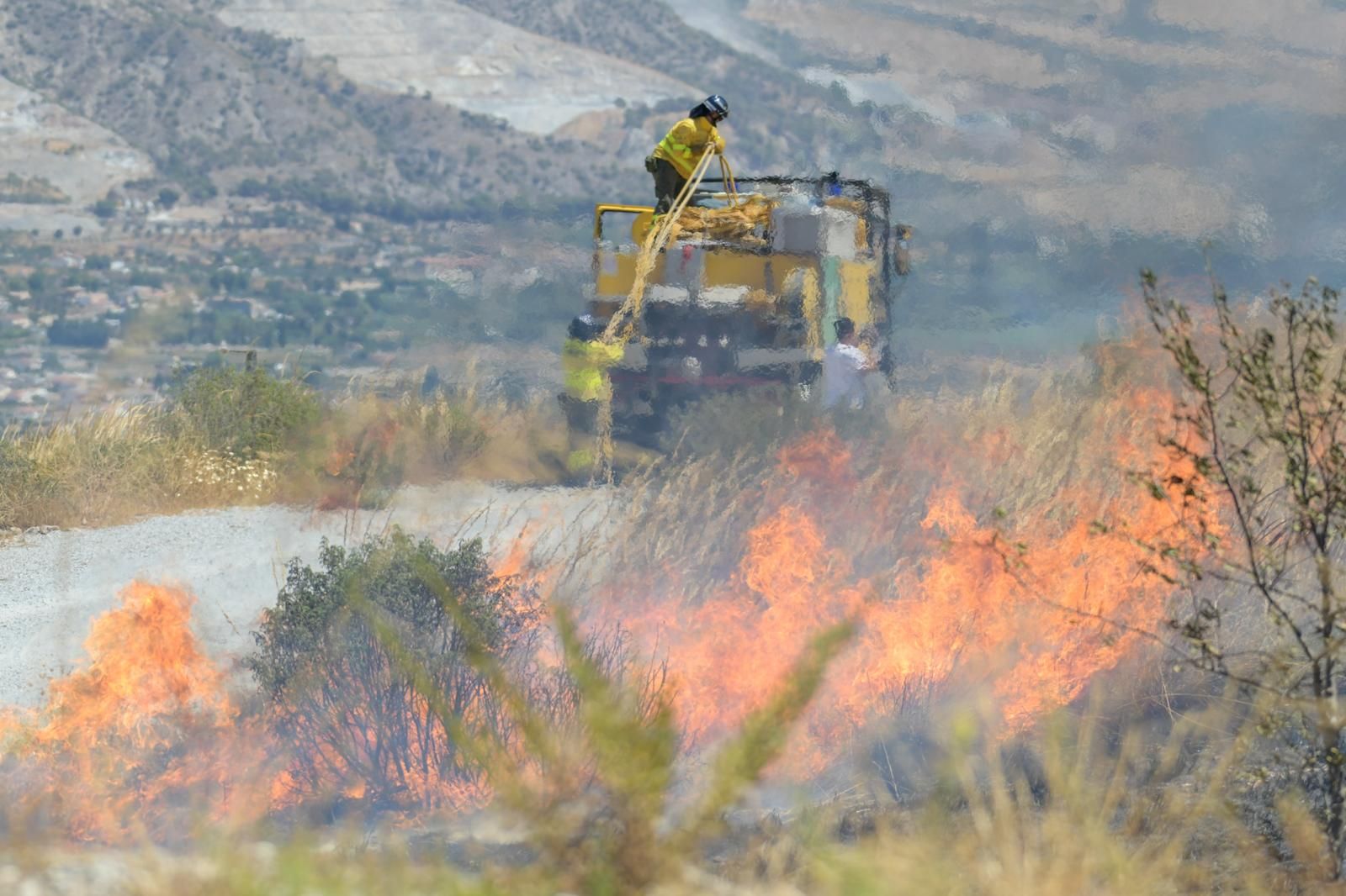 El incendio en el parque eólico de Padul, en fotos