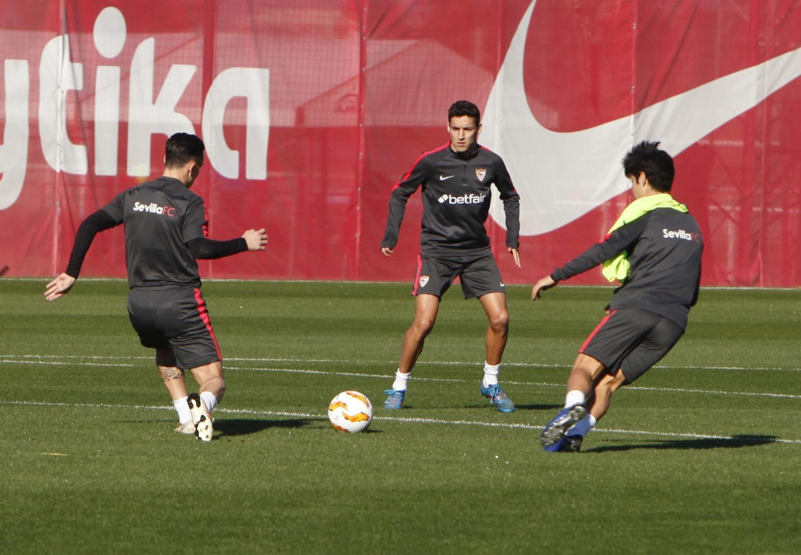 Jesús Navas, en el entrenamiento de este domingo con Roque Mesa y Borja Lasso.