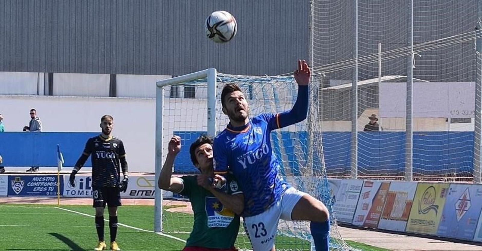 Ricard, nuevo futbolista del Ciudad de Lucena, lucha por el balón.