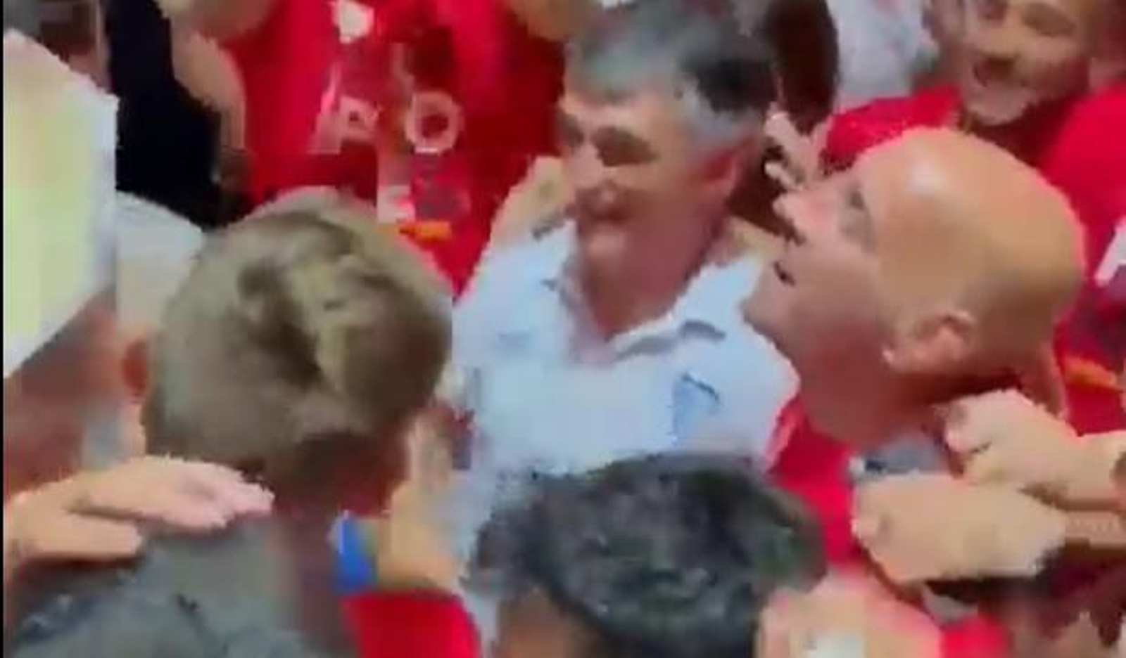 Captura del vídeo con Mendilibar, Monchi y Rakitic y el trofeo.