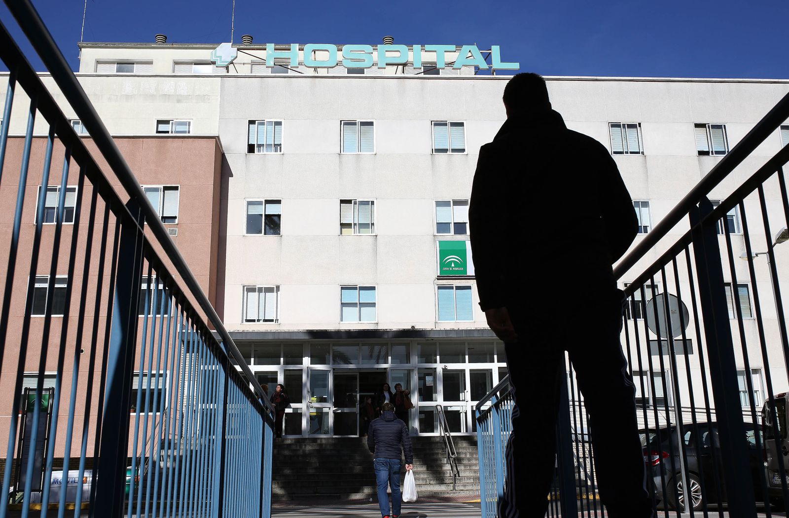 Imagen del hospital de Jerez, desde la pasarela peatonal.