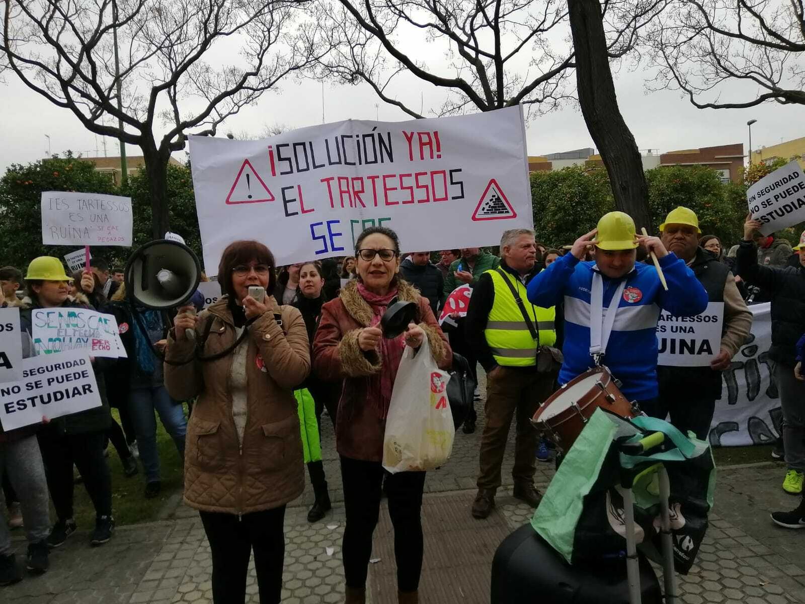 Protesta de la comunidad educativa del IES Tartessos ante la sede de la Delegación territorial de Educación.
