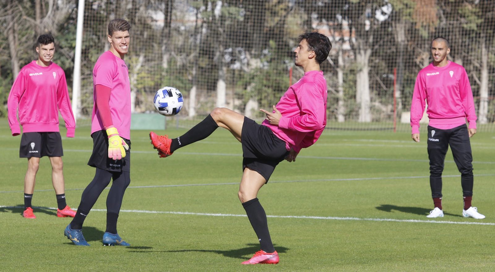 Farrando golpea el balón en un rondo en la Ciudad Deportiva.