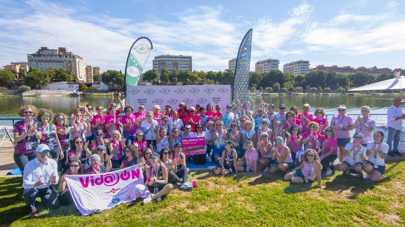 Imagen de la actividad bajo el lema "Rema. Compite. Vive" que ha tenido lugar por el día contra el Cáncer de Mama