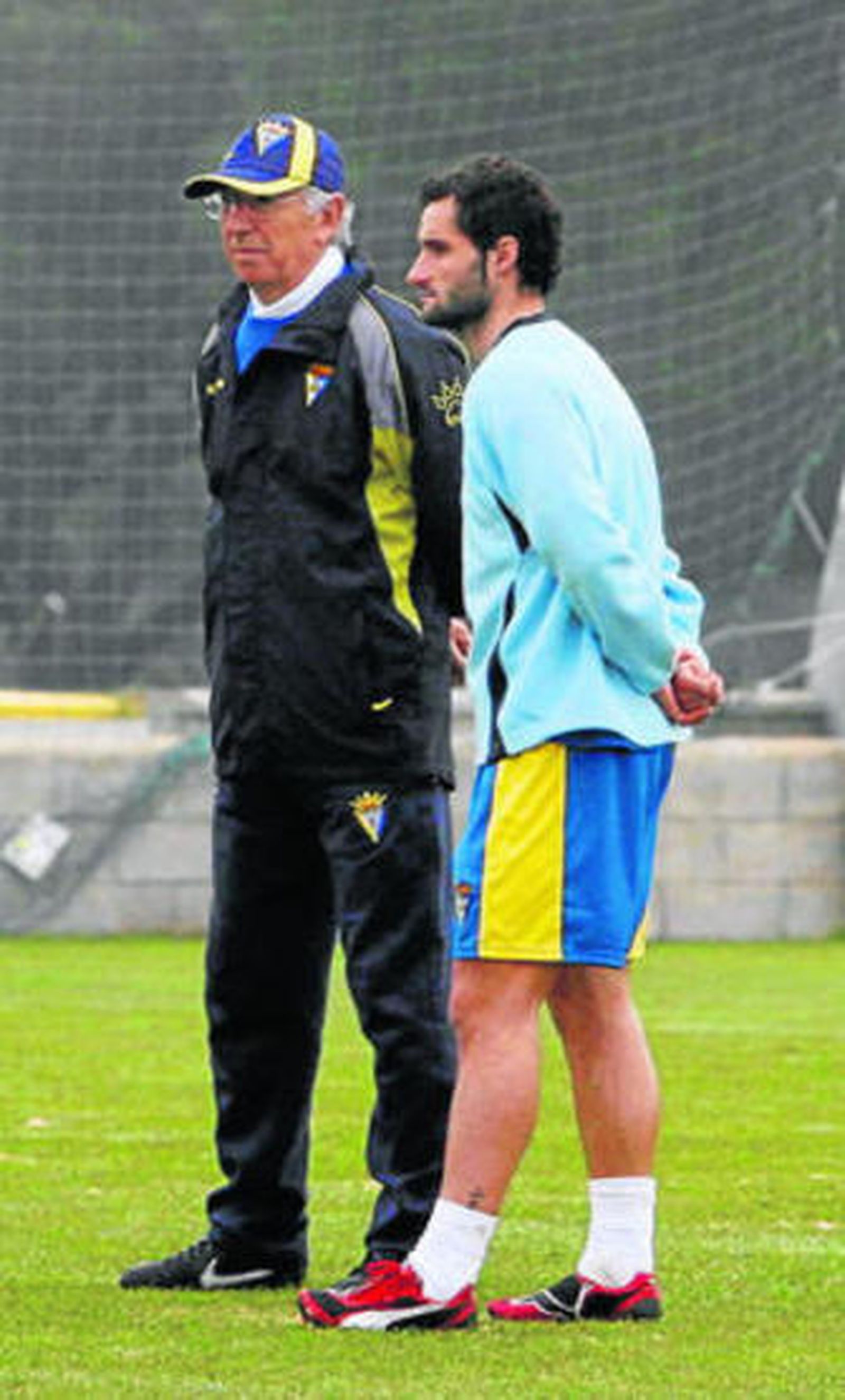 Espárrago observa una jugada en compañía de Cifuentes.