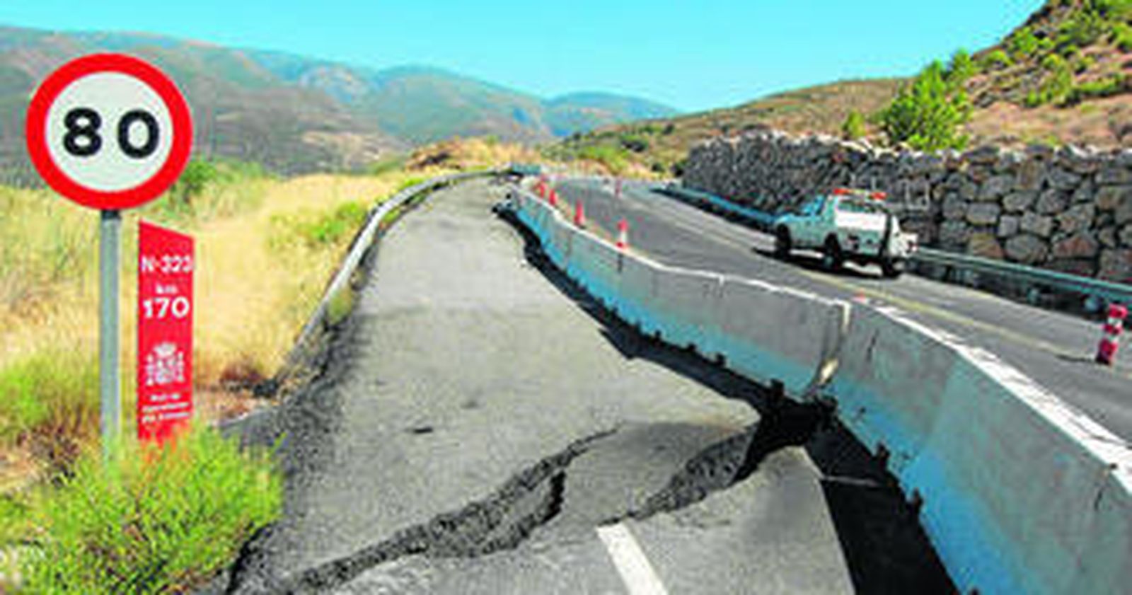 La alternativa a la A-44 es una carretera llena de baches y rajas