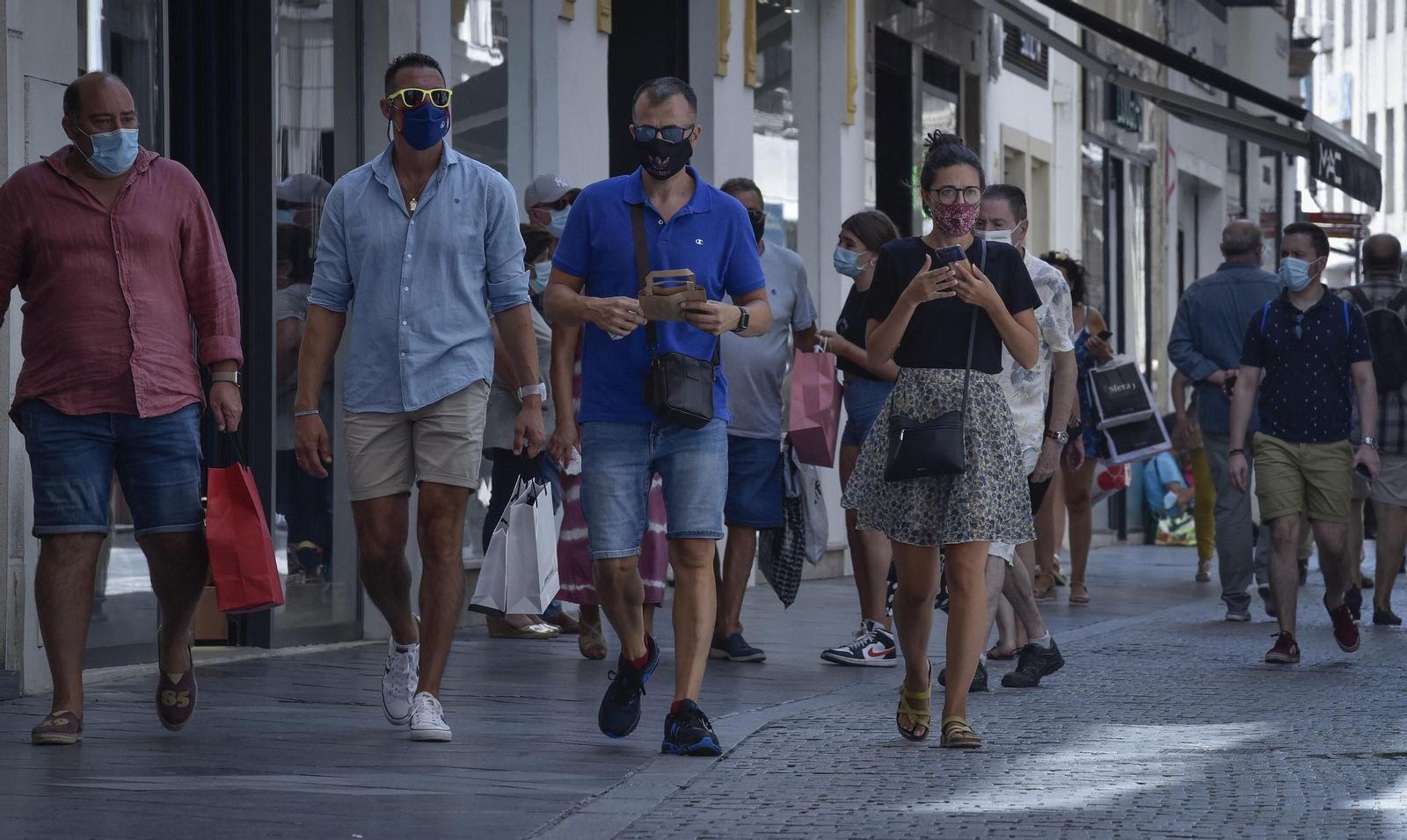 Mascarillas en Sevilla: de elemento sanitario a complemento de moda